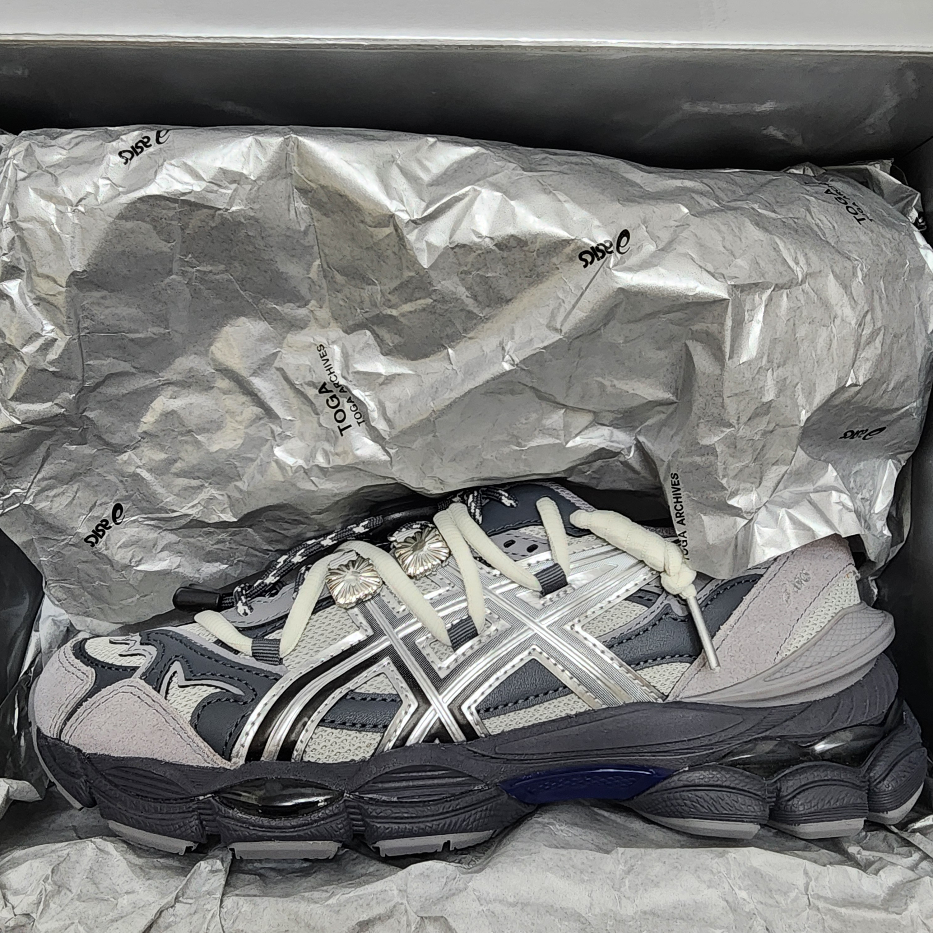 Asics x Toga Gel-Cumulus 16 TG Grey Black Pure Silver 착용 스타일