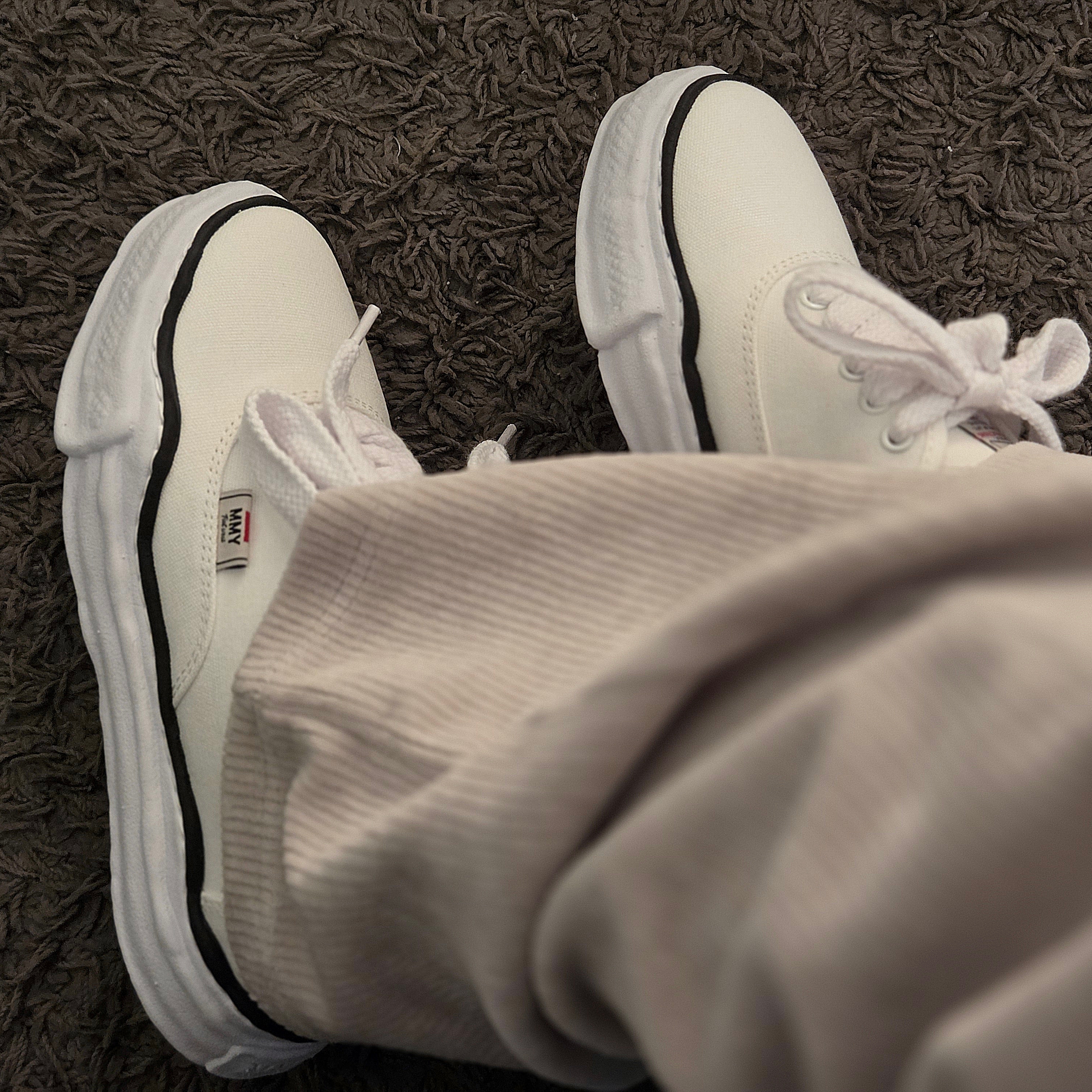 Maison Mihara Yasuhiro Baker OG Sole Canvas Low Cut Sneakers White 착용 스타일 - 3