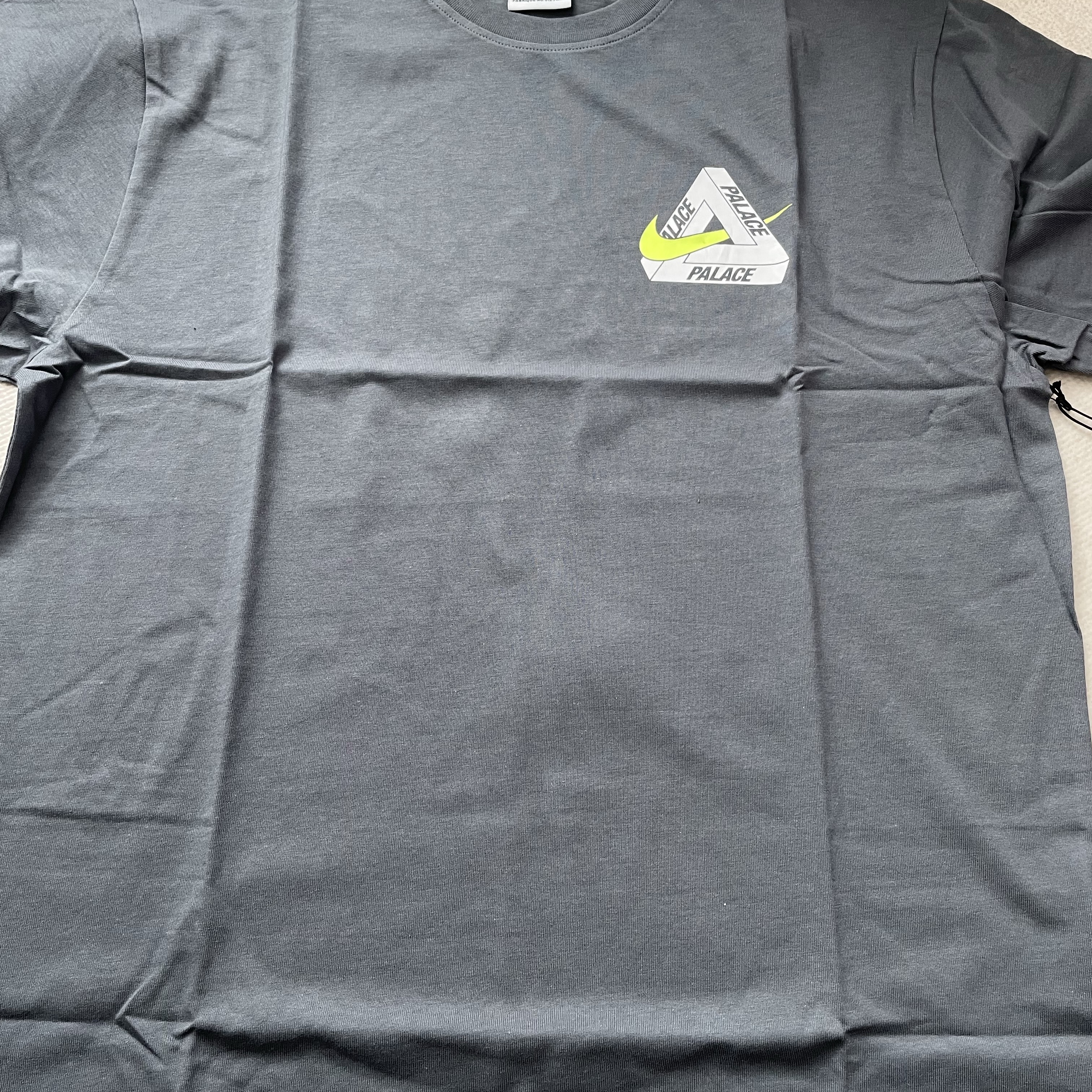 Palace x Nike Tri Swoosh T-Shirt White - 25FW, Palace x Nike Tri Swoosh T-Shirt Charcoal - 25FW 착용 스타일 - 3
