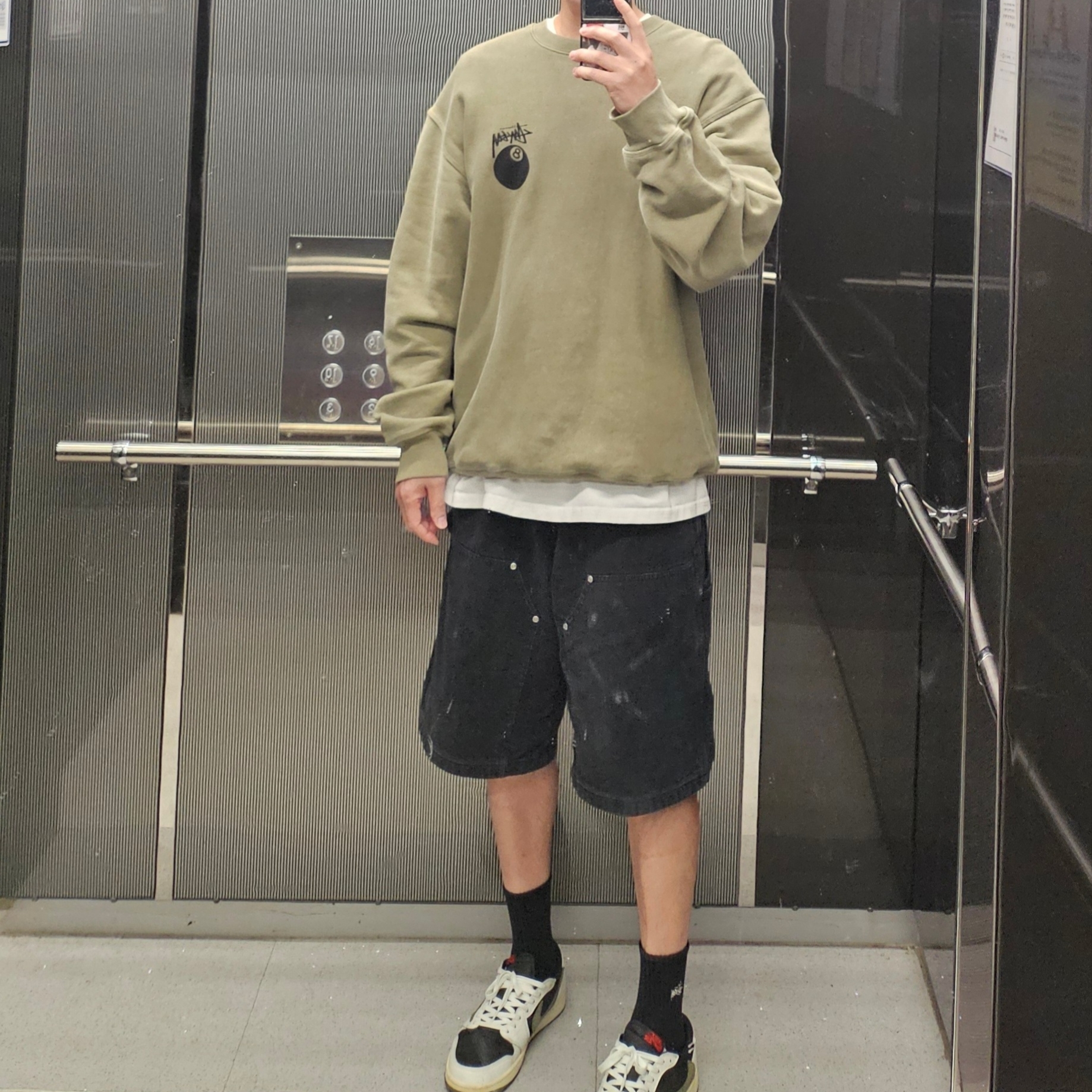 Stussy 8 Ball Crew Pigment Dyed Olive, (W) Jordan 1 x Travis Scott Retro Low OG SP Medium Olive 착용 스타일