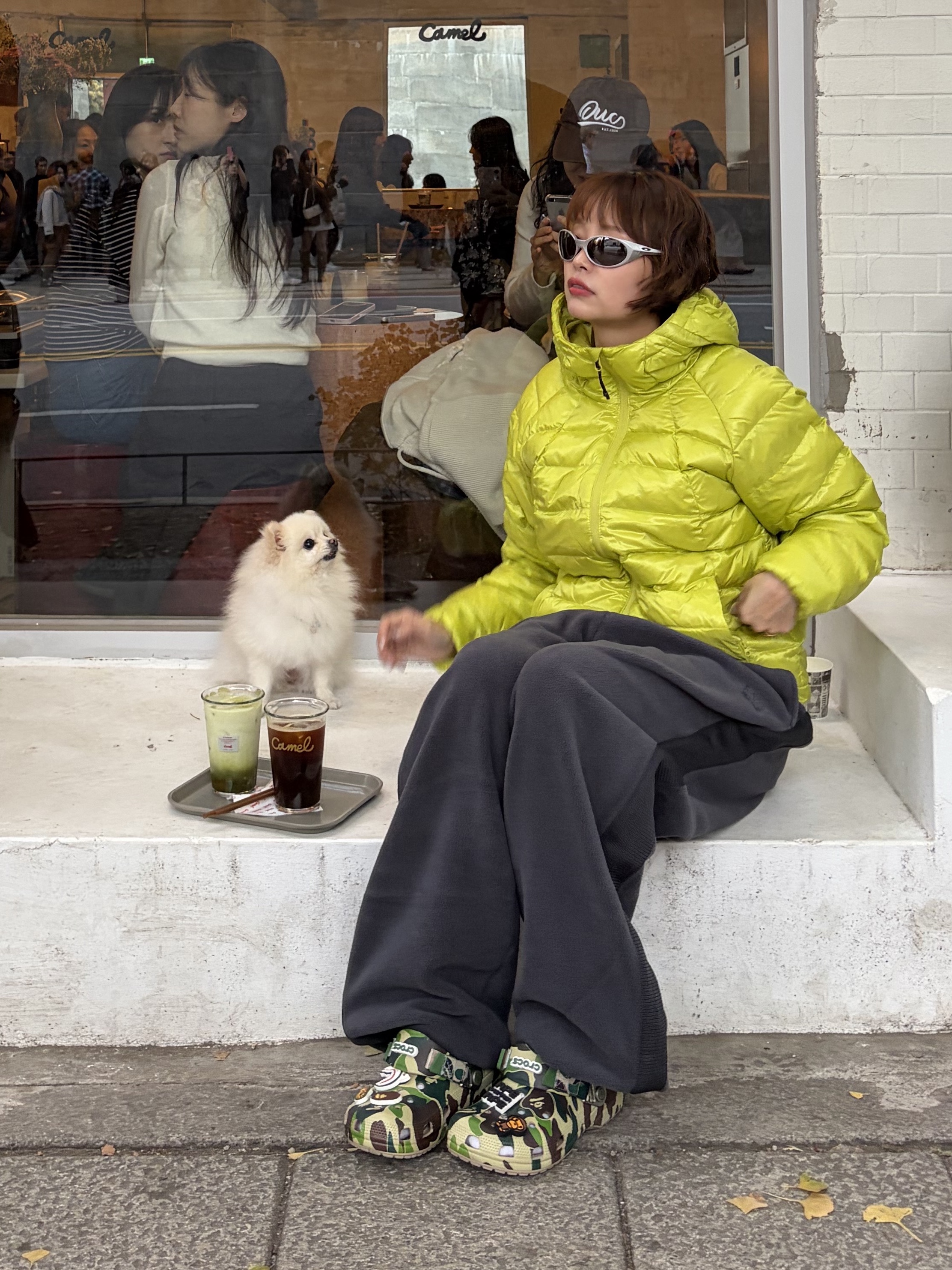 Musinsa Standard Iron Light Down Jacket Yellow Green, Crocs x BAPE Classic Clog Chai 착용 스타일 - 3