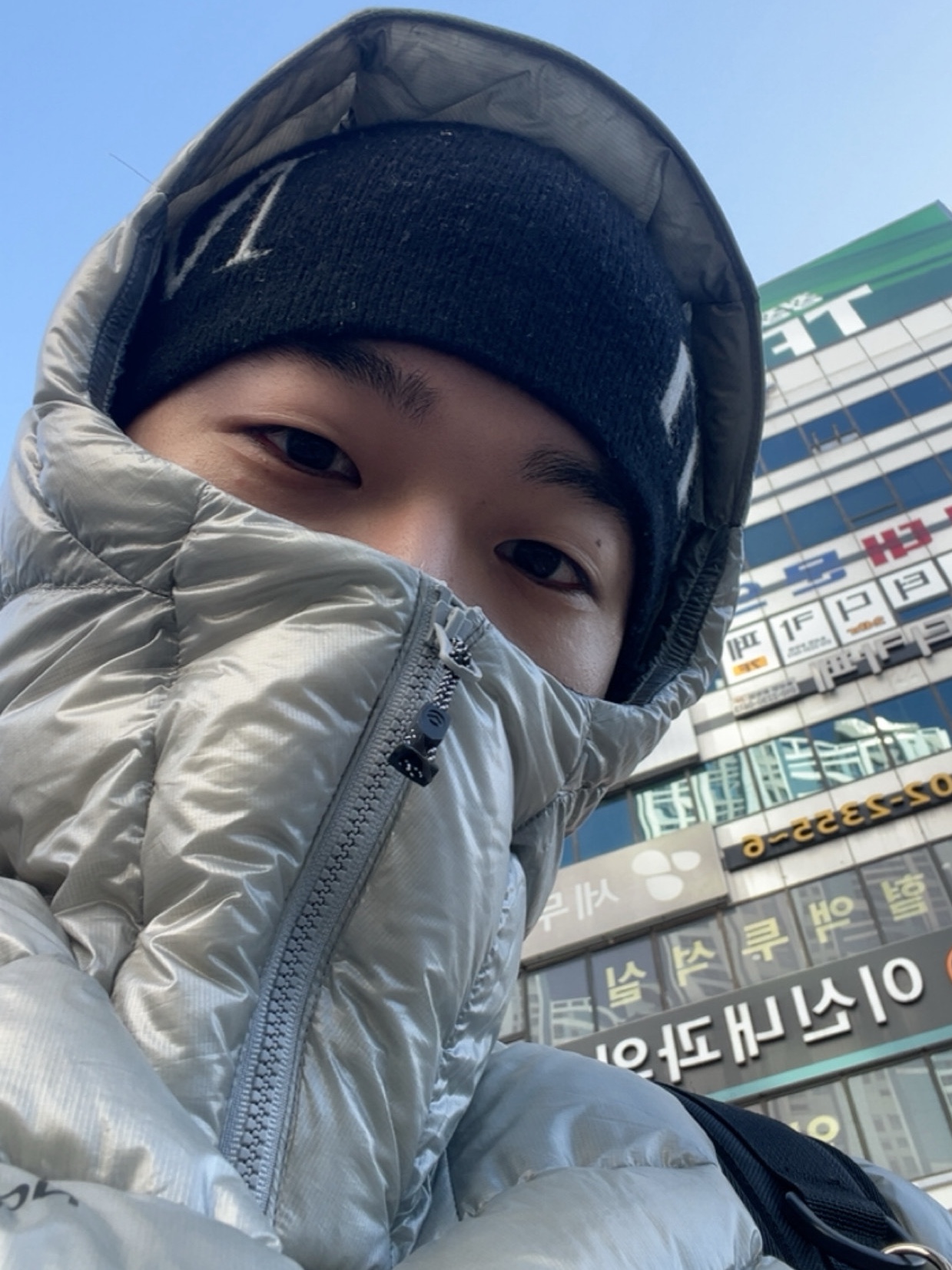 The North Face Summit Mattehorn RDS Down Jacket Light Gray, Matin Kim Logo Jacquard Short Beanie Black 착용 스타일