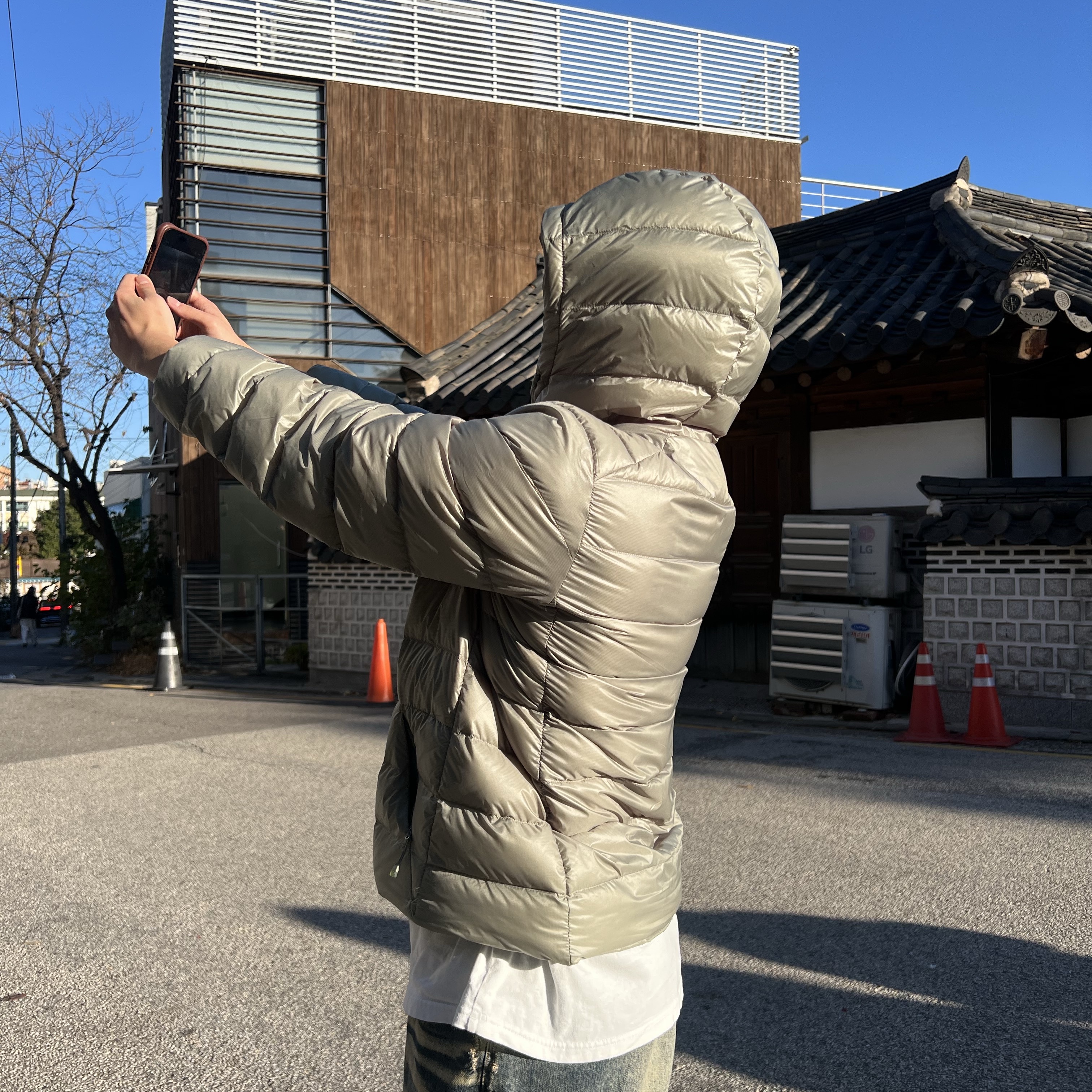 The North Face Matier RDS Down Hoodie Light Khaki - 25FW, The North Face Matier EX RDS Down Hoodie Black 착용 스타일 - 1