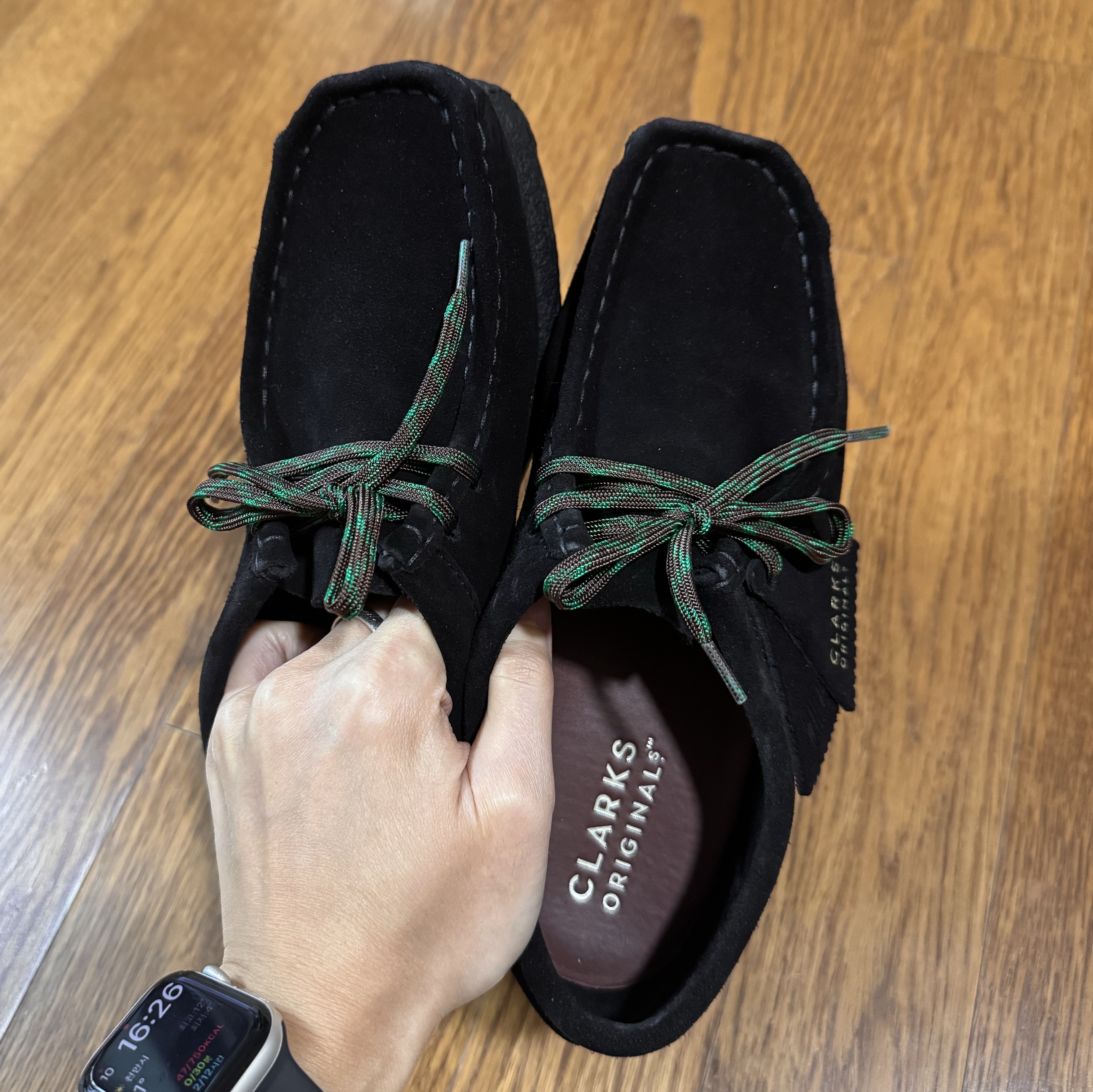 (W) Clarks Wallabee Black Suede 착용 스타일