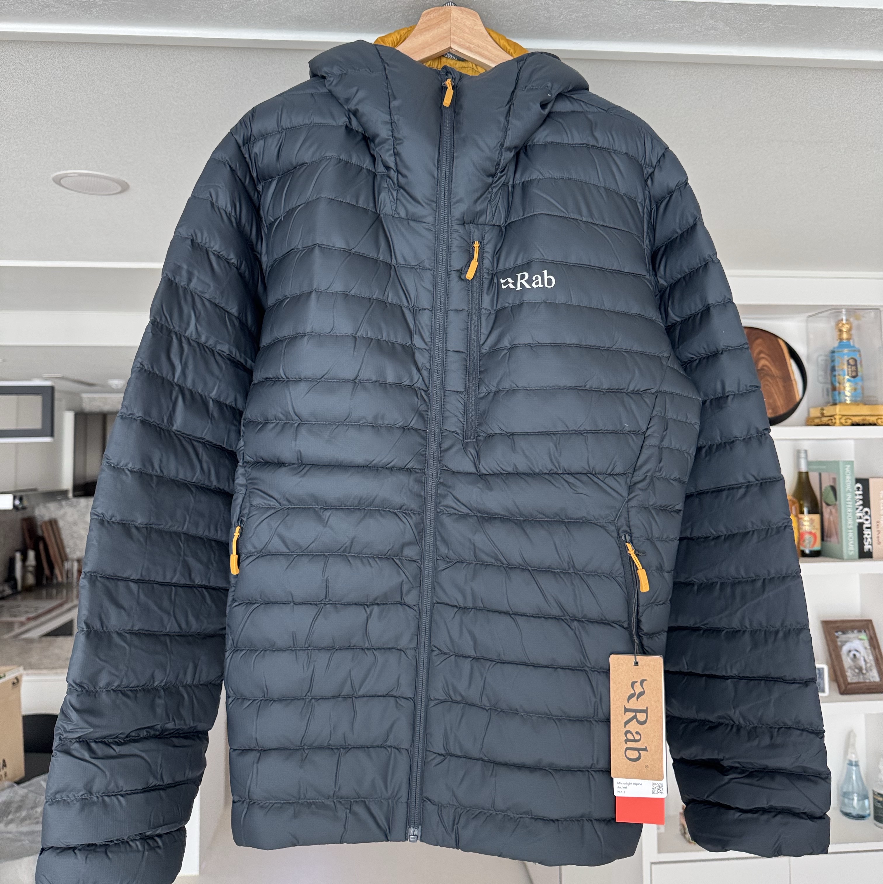 Rab Microlight Alpine Jacket Beluga 착용 스타일