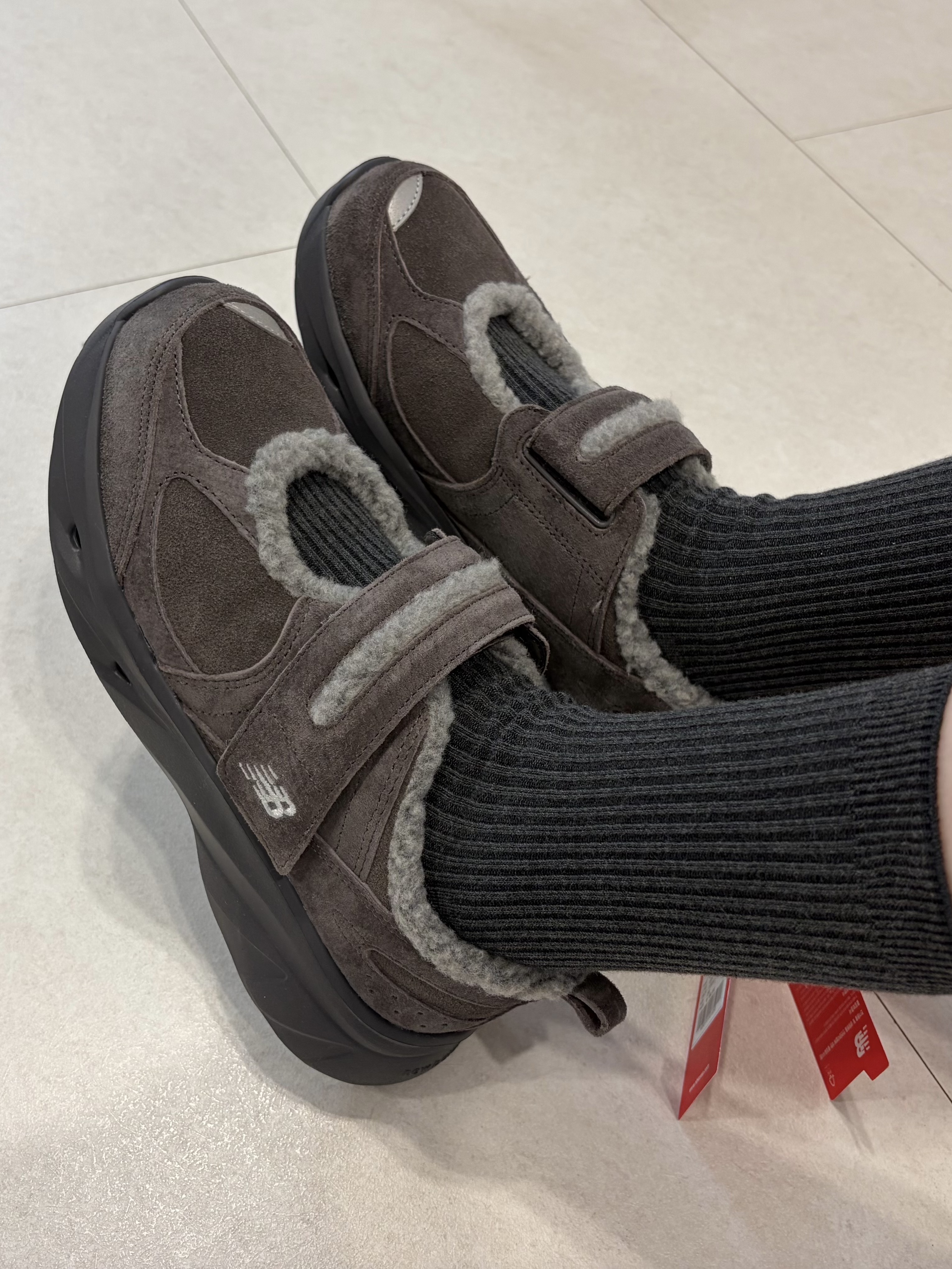 (W) New Balance Winter Breeze SD2205 Grey 착용 스타일 - 4