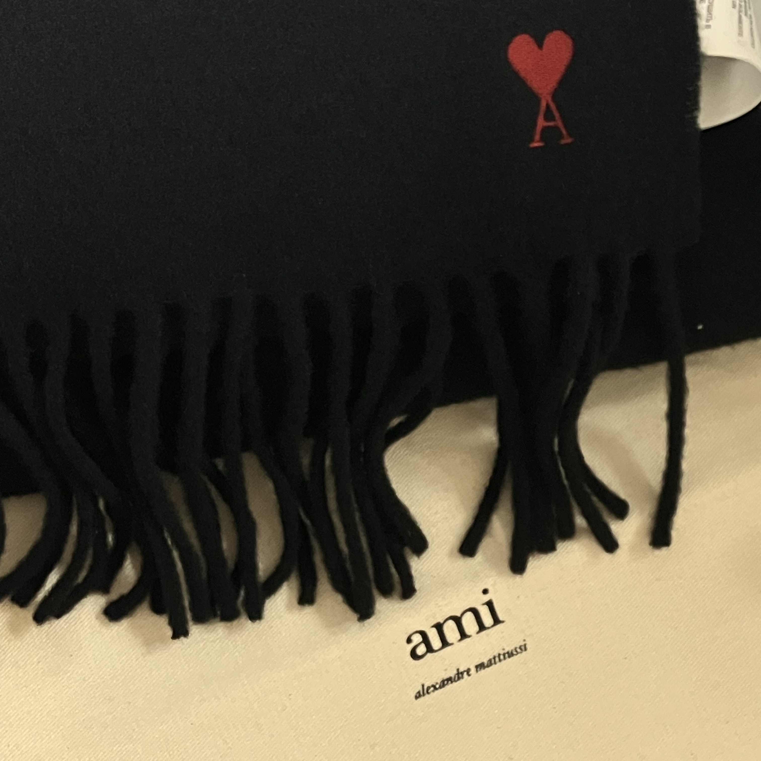 AMI de Coeur Wool Classic Muffler Black 착용 스타일