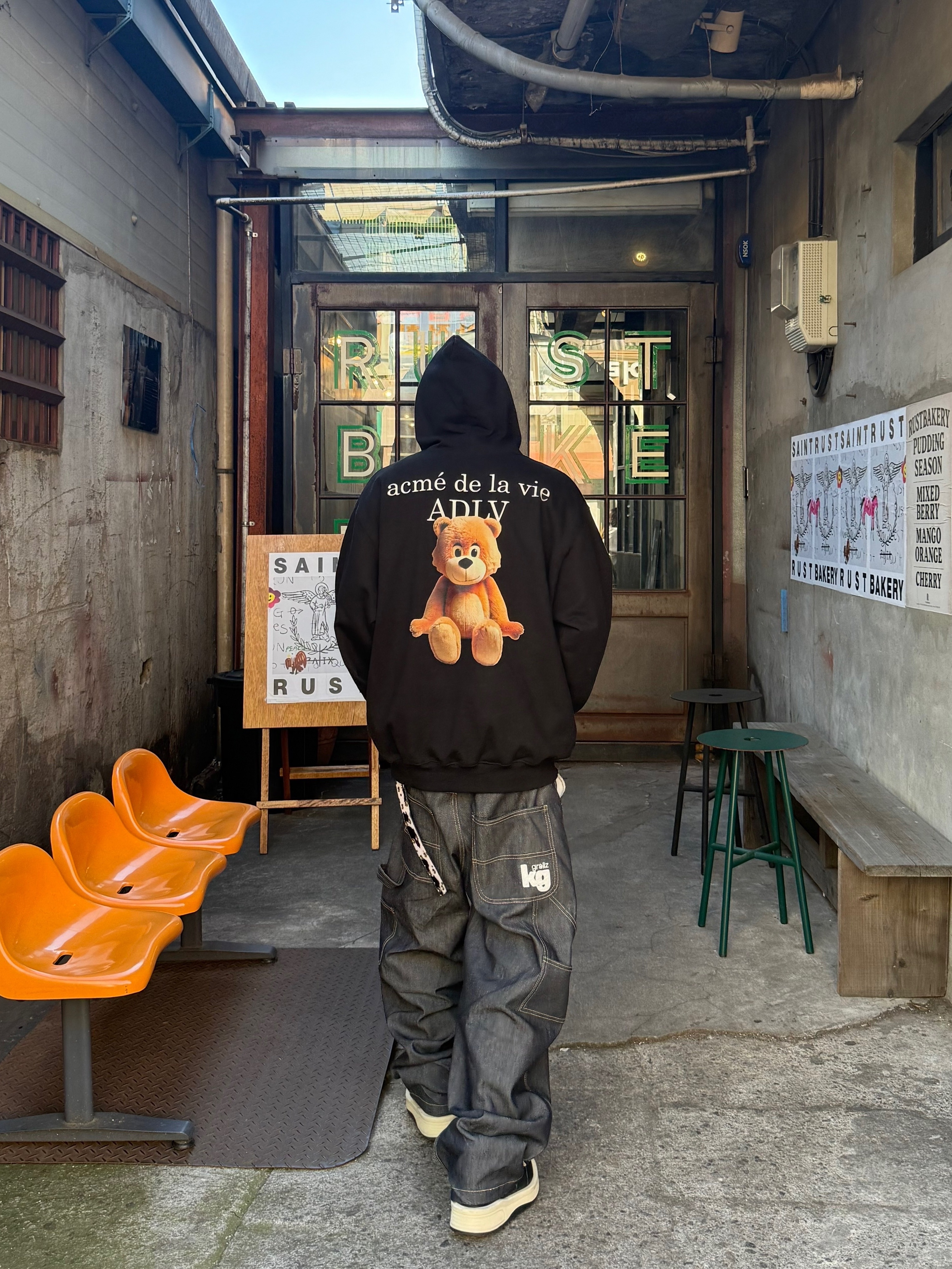 GRAILZ x KOIN SEOUL Carpenter Raw Denim Pants Indigo, Converse x Drkshdw Turbowpn Black Cream 착용 스타일 - 3