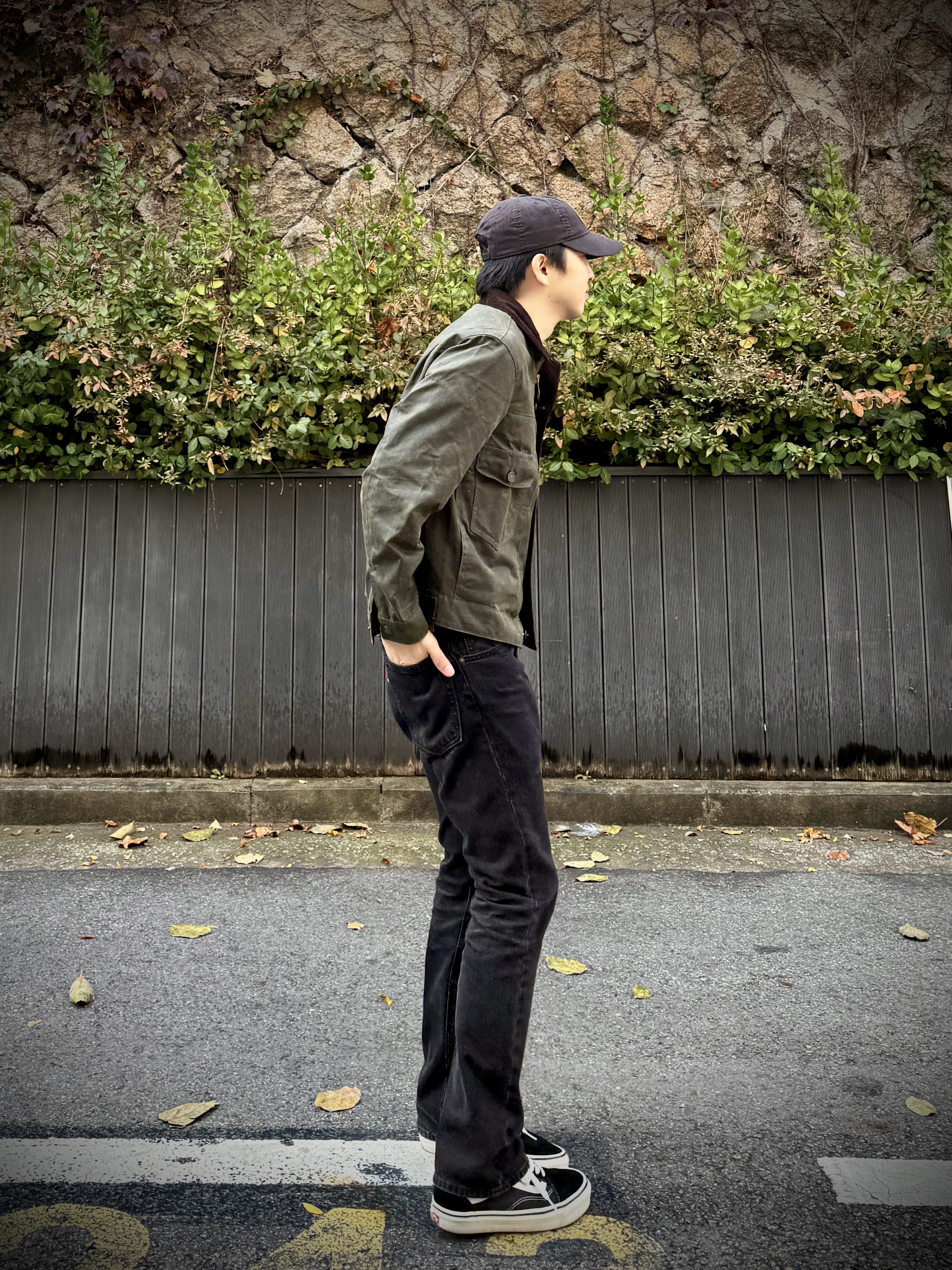 Double RL Garment Dyeing Twill Ball Cap Black, Levi's x Barbour Type II Waxed Jacket Olive Wax 착용 스타일 - 4