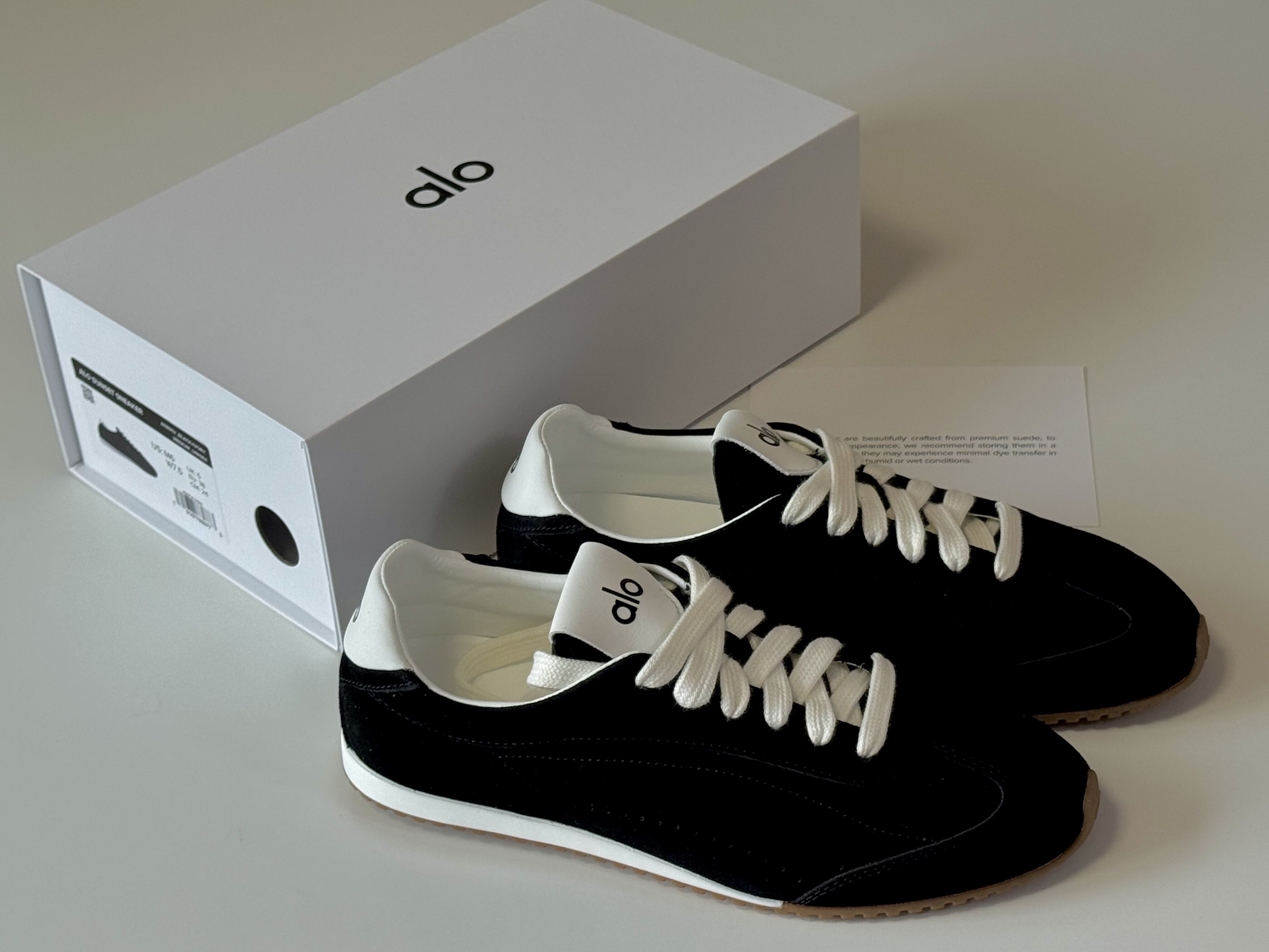 (W) Alo Yoga Sunset Sneaker Black, (W) Alo Yoga x Jisoo Sunset Sneaker Bloom Pink μ°©μ© μ€νμΌ - 1