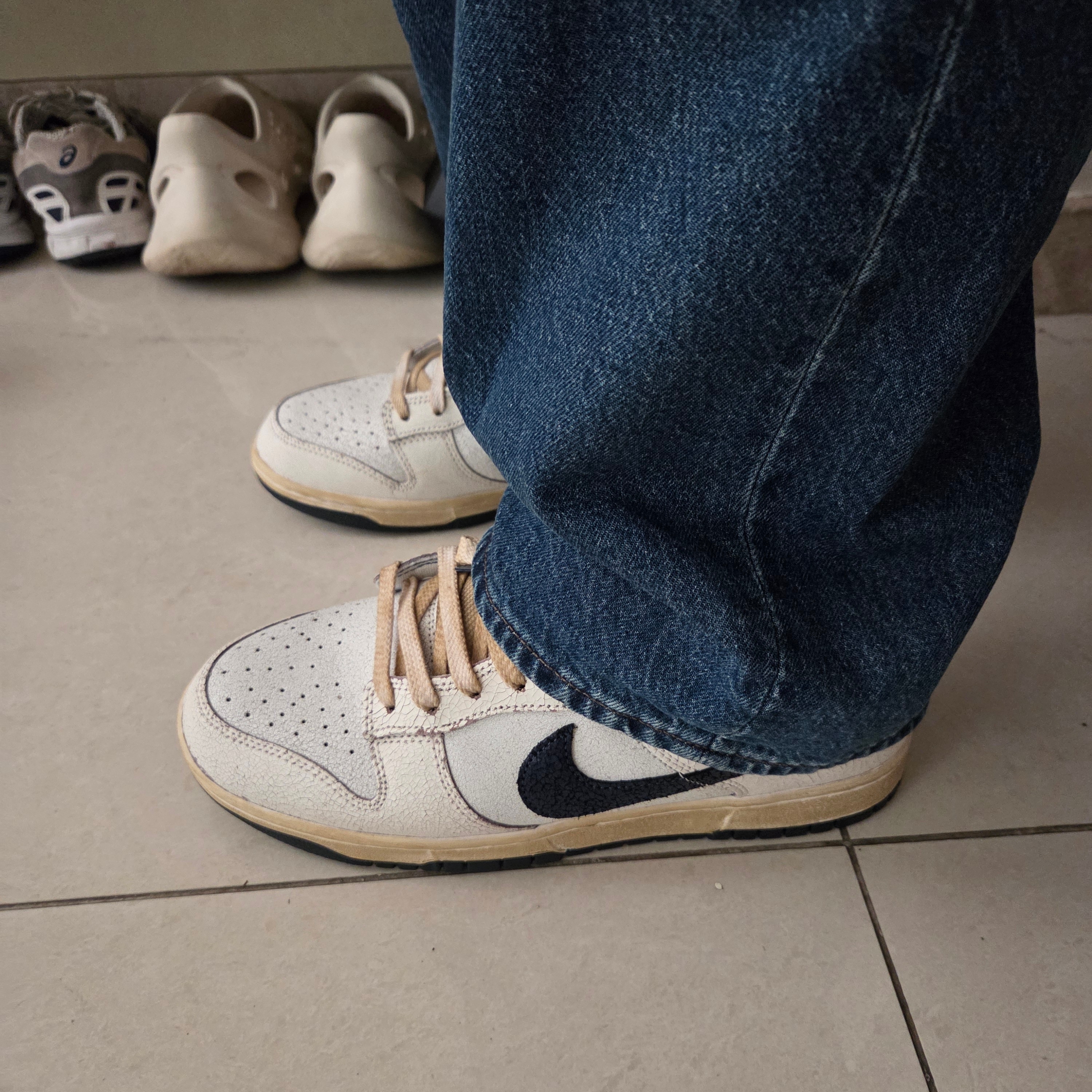Nike x Stranger Things Dunk Low Phantom and Midnight Navy 착용 스타일 - 1