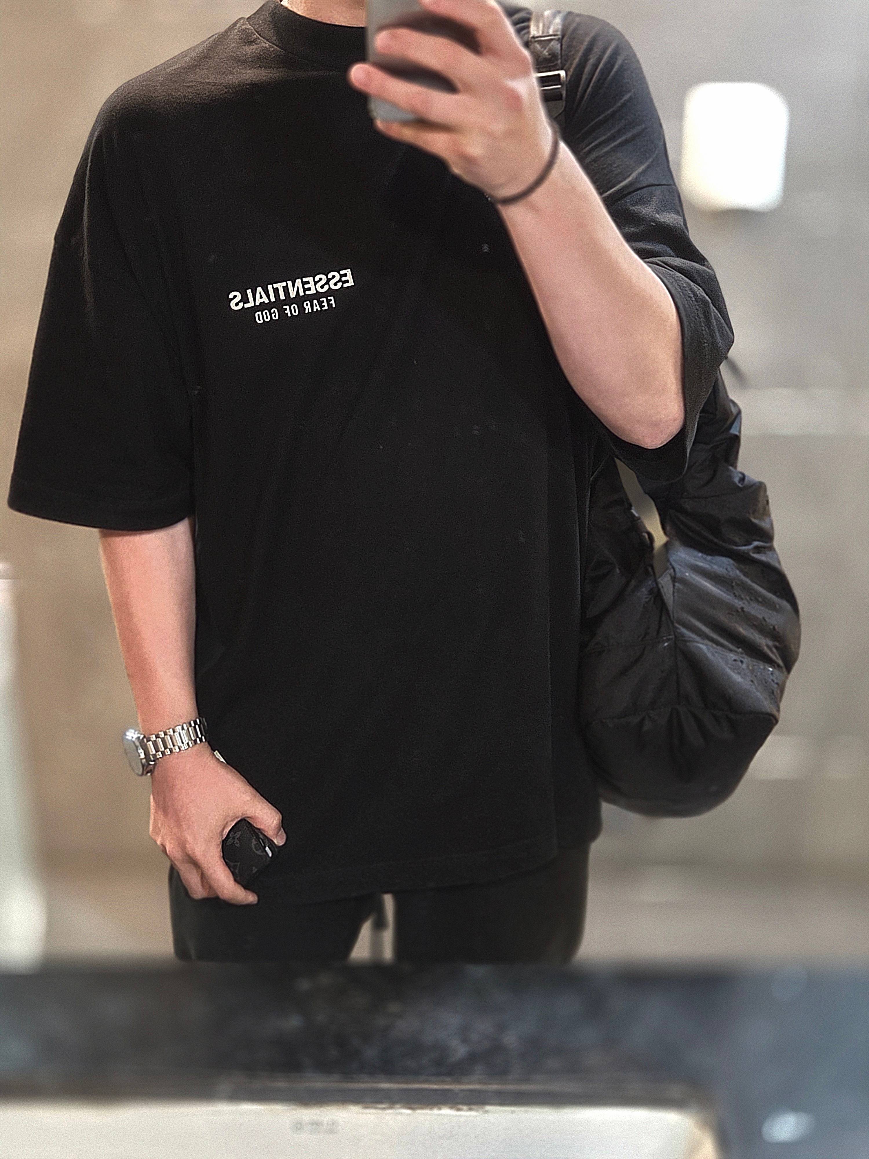 Essentials Jersey Crewneck T-Shirt Black - 24FW, IAB Studio T-Shirt White Light Green 착용 스타일 - 1