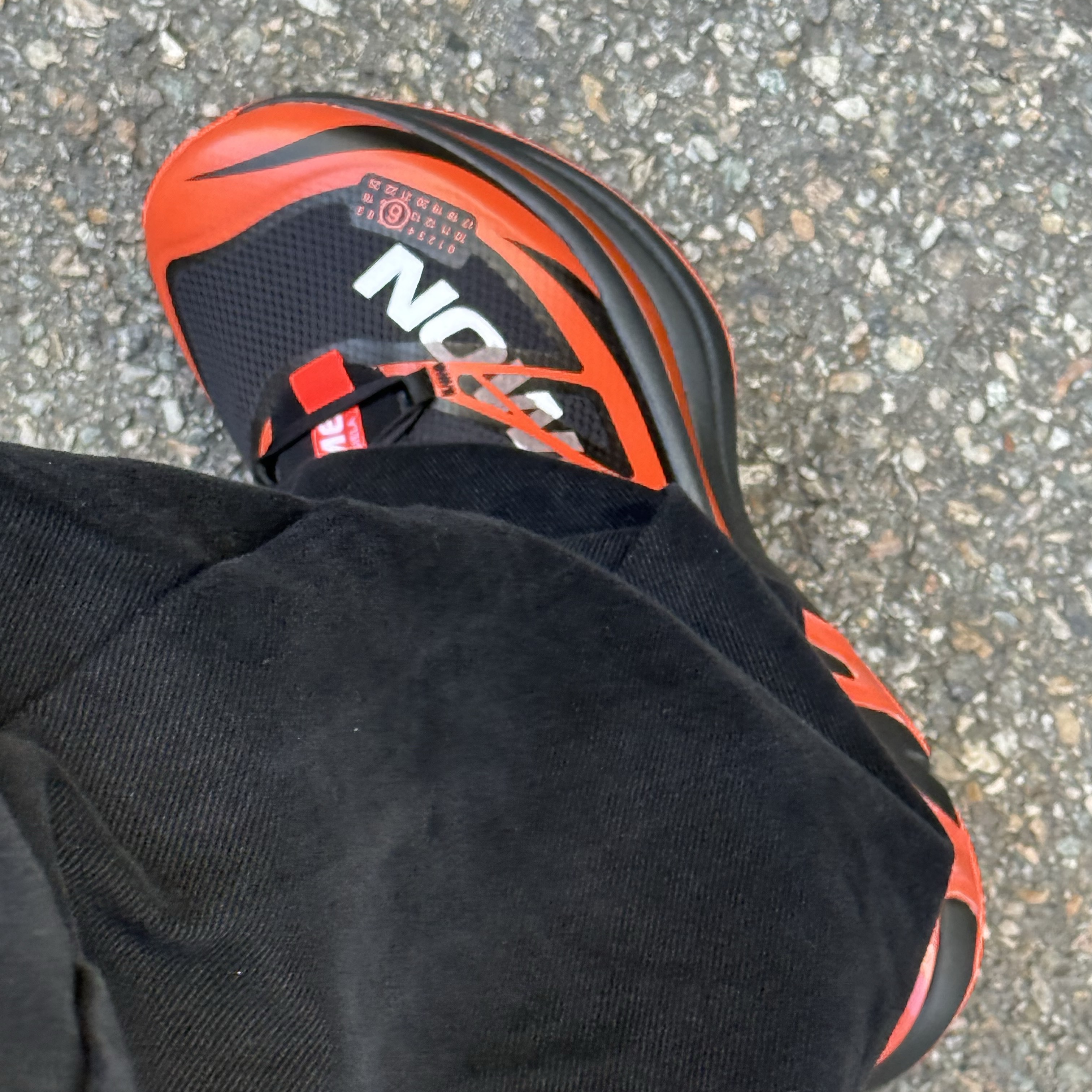 Salomon x MM6 Masion Margiela XT-MM6 Black Cherry Tomato 착용 스타일 - 2