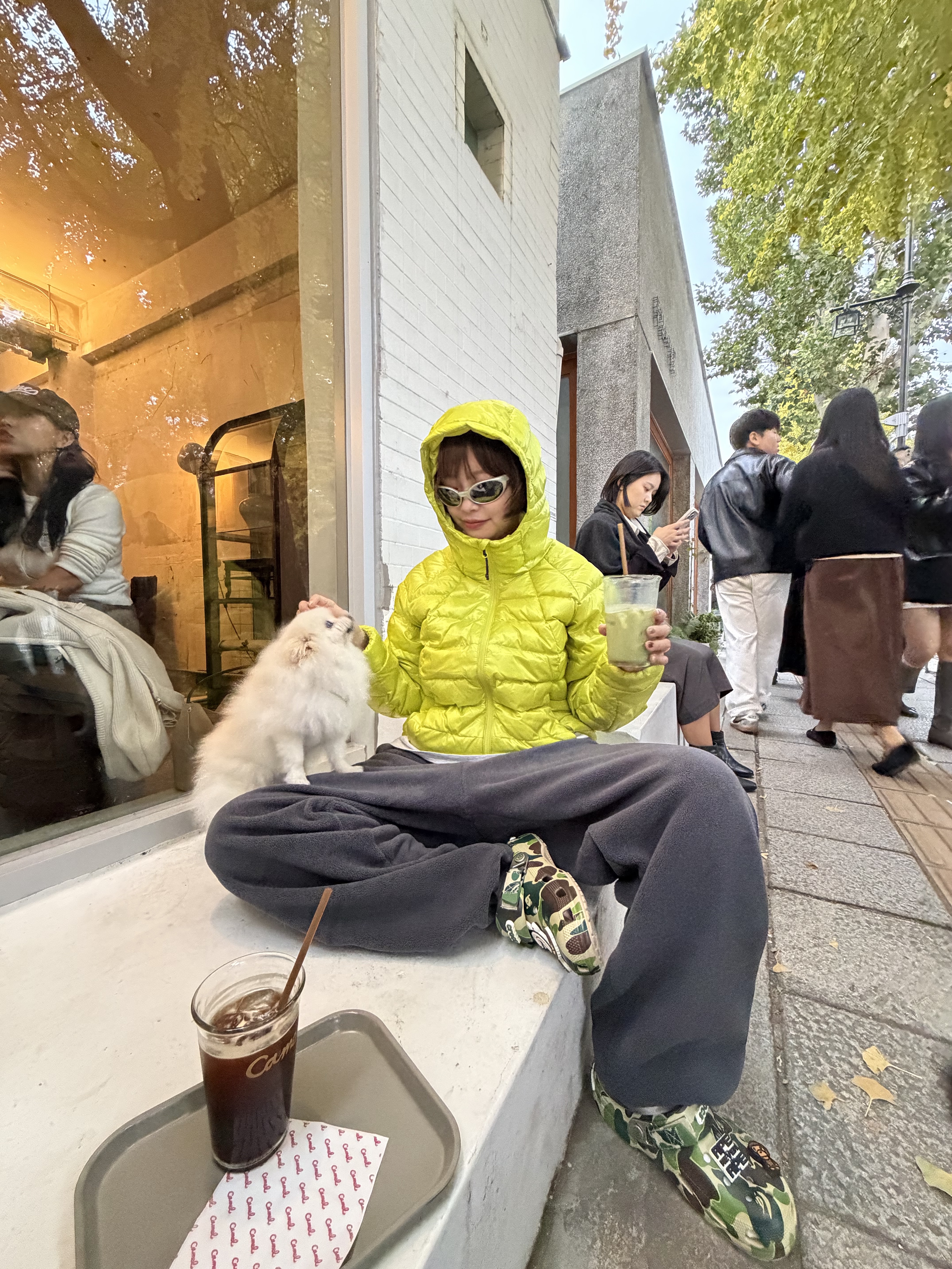 Musinsa Standard Iron Light Down Jacket Yellow Green, Crocs x BAPE Classic Clog Chai 착용 스타일 - 9