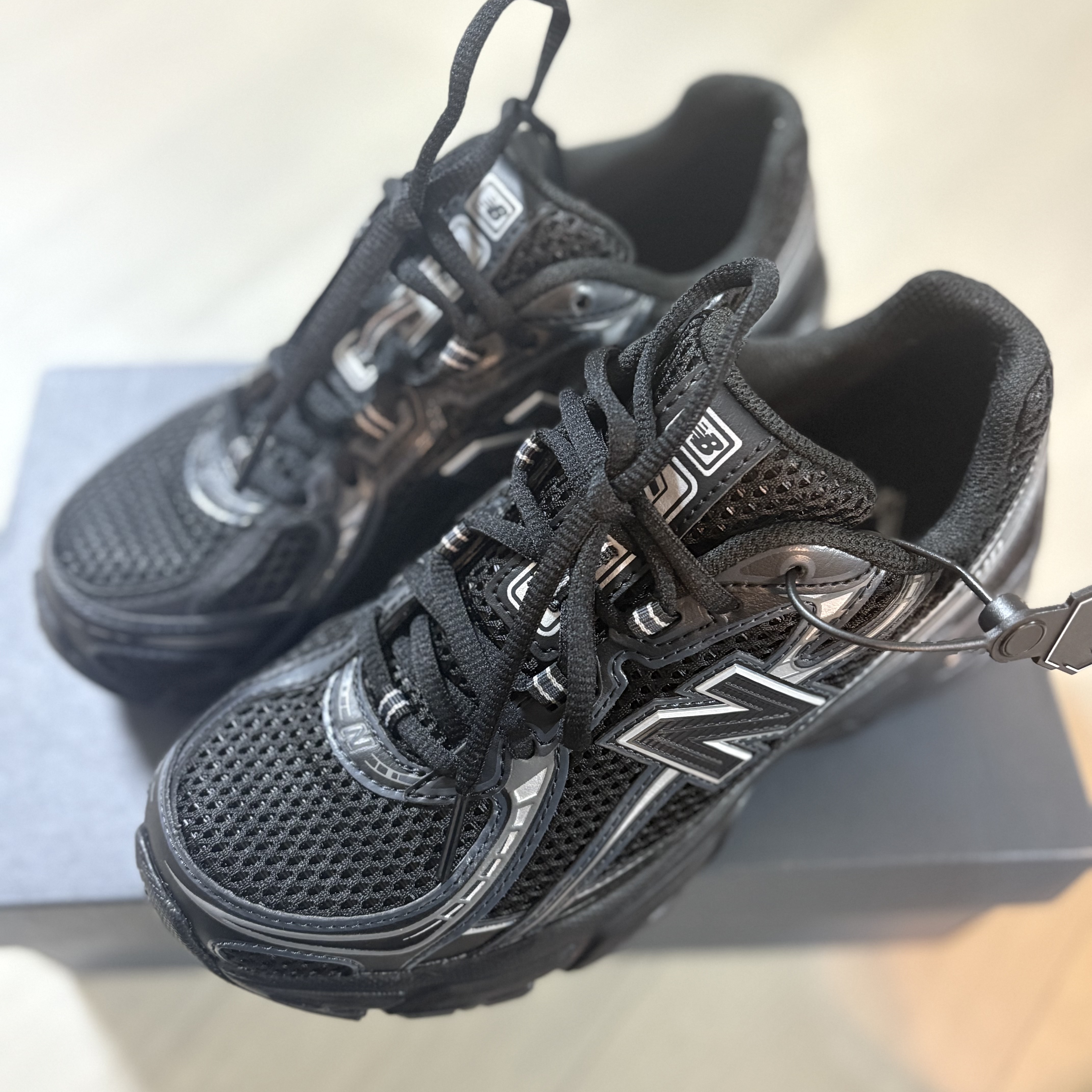 New Balance 740v2 Black Silver Metallic 착용 스타일 - 1