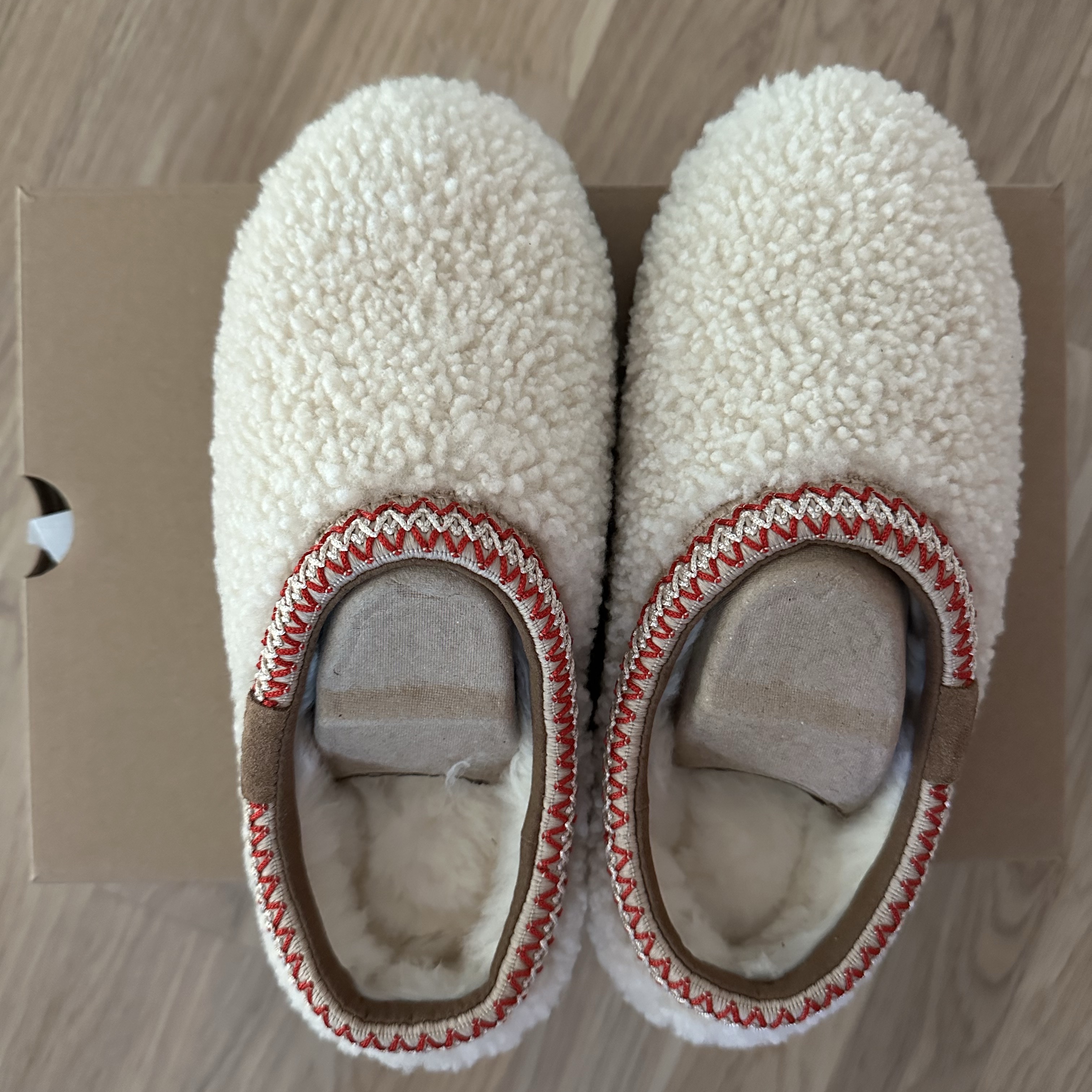 (W) UGG Maxi Curly Tasman Slipper Natural 착용 스타일 - 1