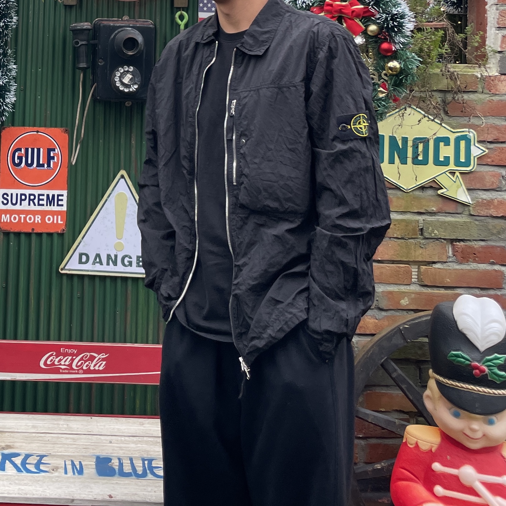 Stone Island 1200005 Nylon Metal in Econyl Overshirt with Pocket and Two-Way Zipper Black - 25SS 착용 스타일