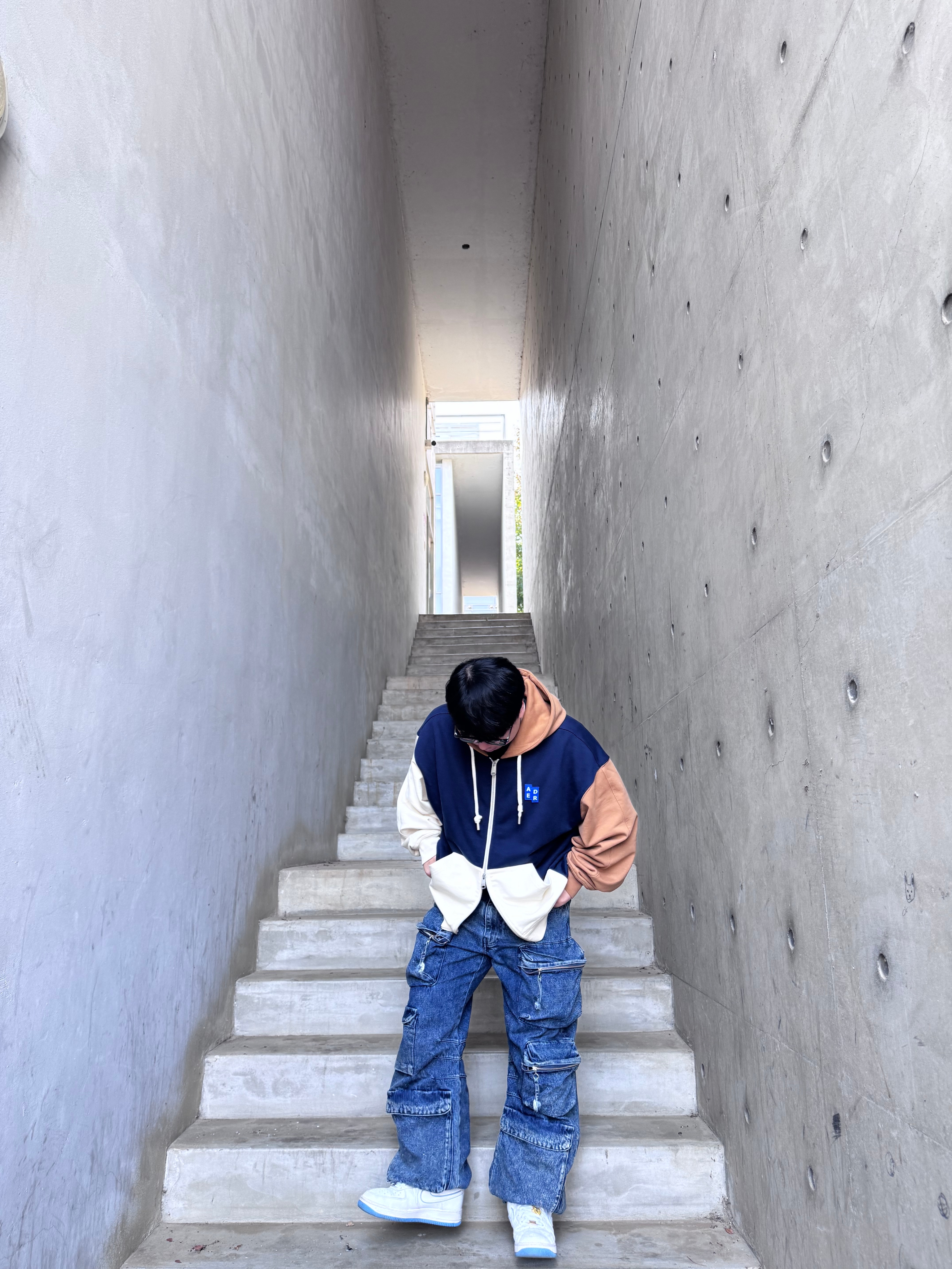 Ader Error Sig; TRS Tag Hoodie Zip-Up 02 Dark Navy, Nike Air Force 1 '07 White University Blue 착용 스타일