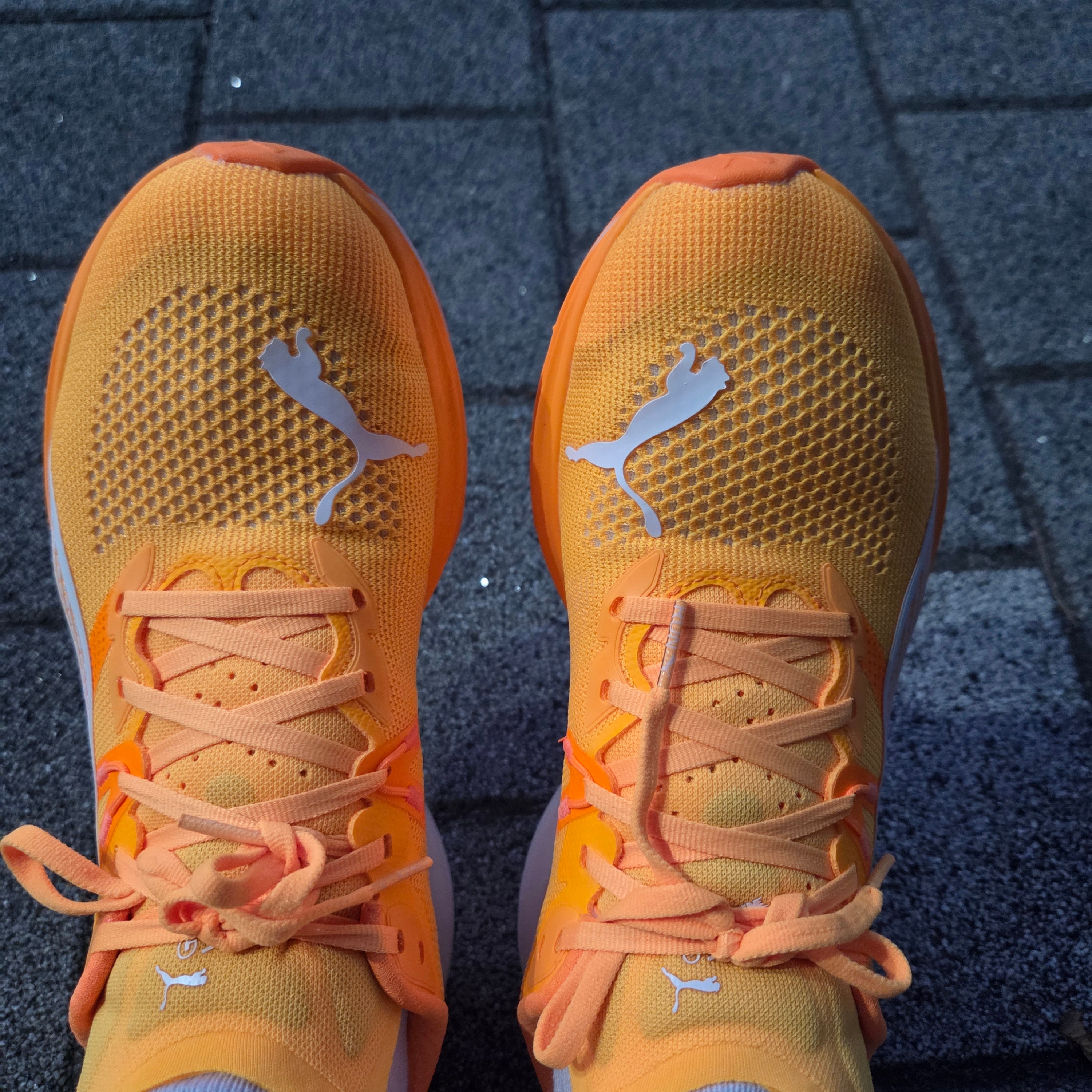 Puma Deviate Nitro 3 Wide Sun Stream Heat Fire 착용 스타일 - 2