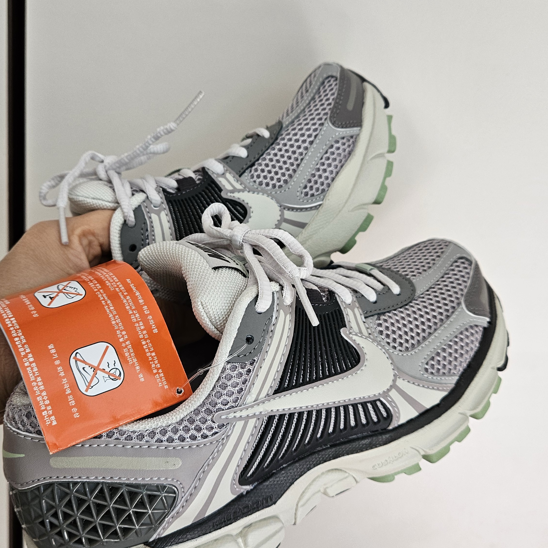 (W) Nike Zoom Vomero 5 Cobblestone and Flat Pewter 착용 스타일 - 3