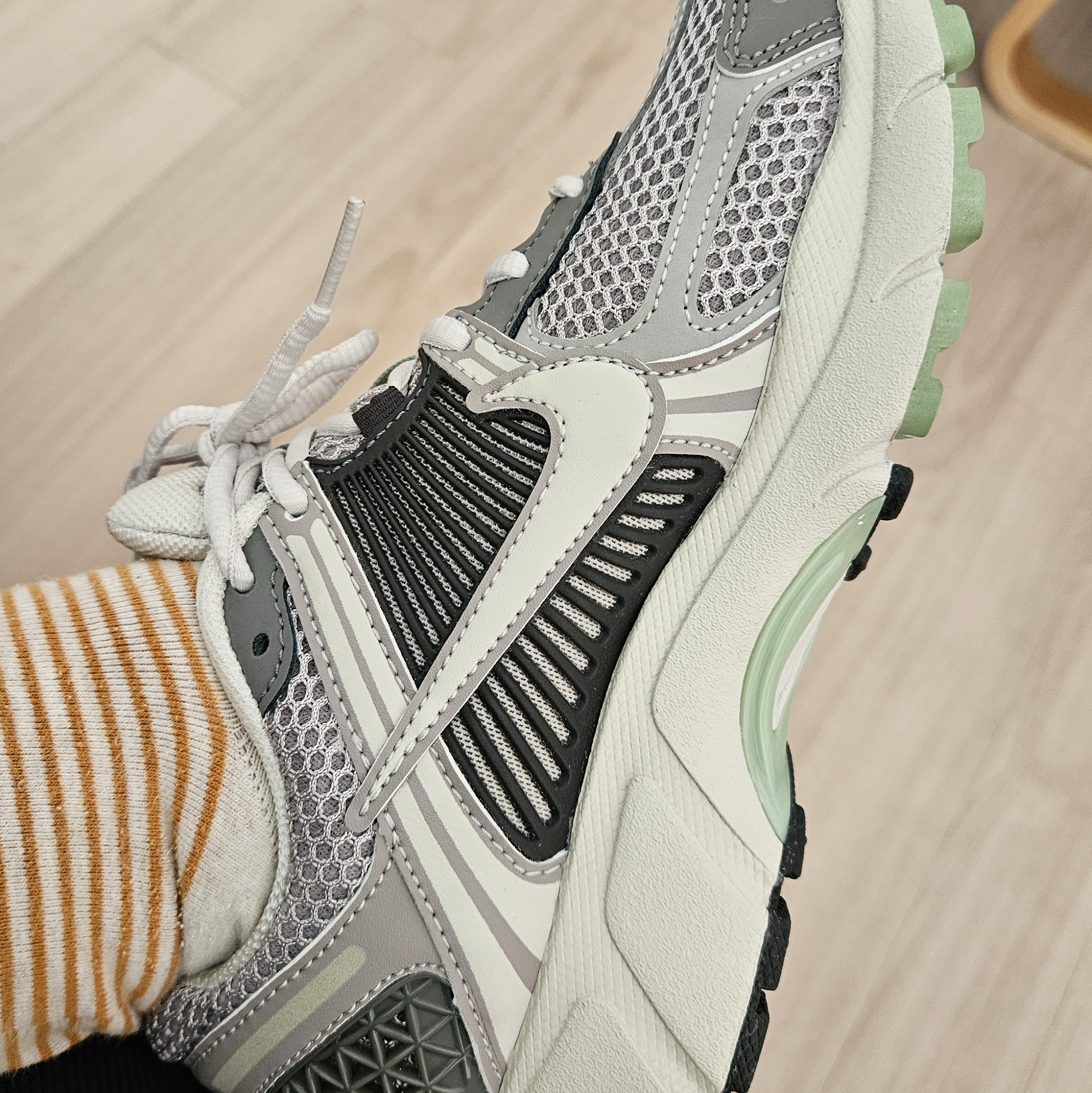 (W) Nike Zoom Vomero 5 Cobblestone and Flat Pewter 착용 스타일 - 4