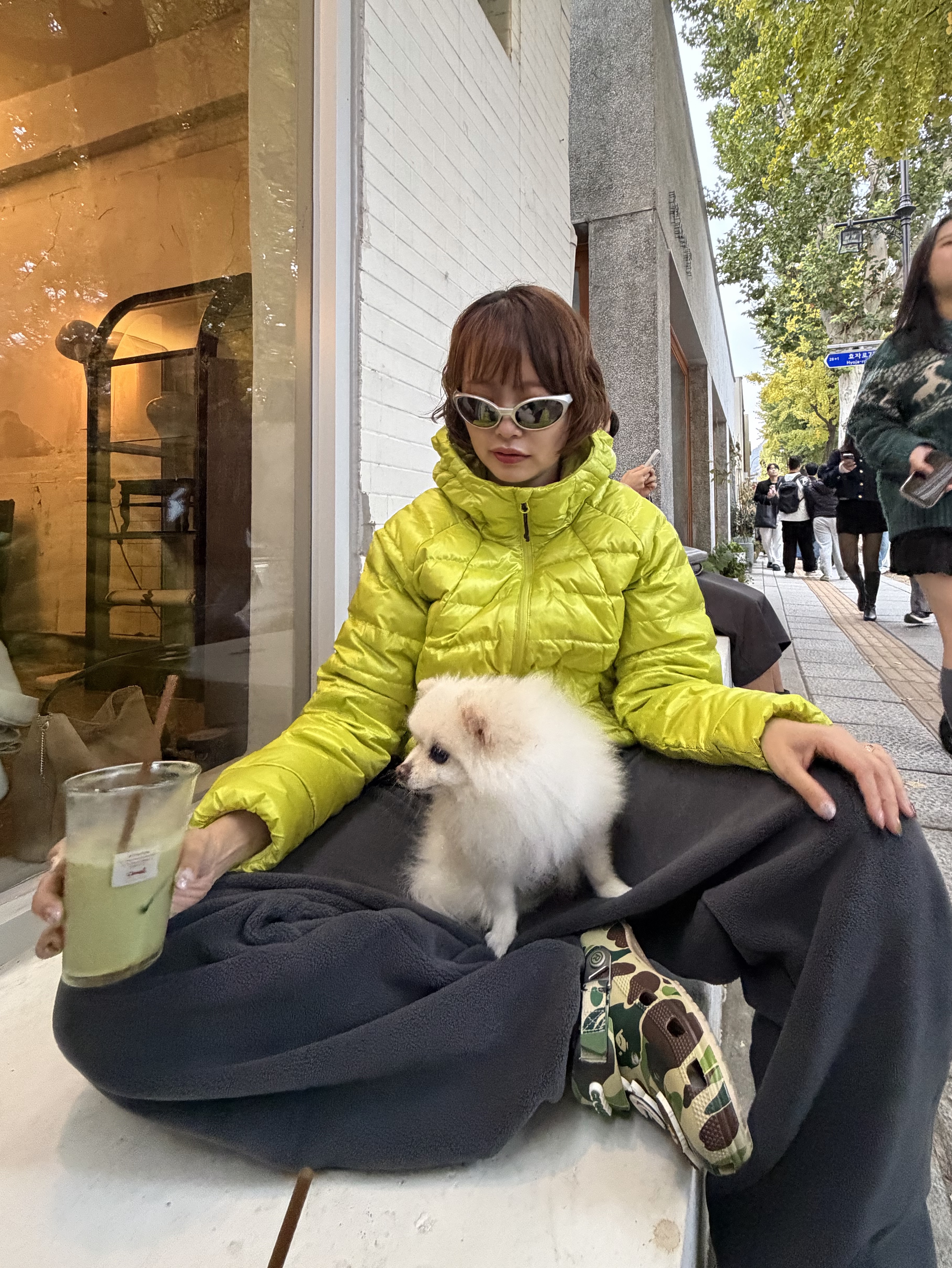 Musinsa Standard Iron Light Down Jacket Yellow Green, Crocs x BAPE Classic Clog Chai 착용 스타일 - 7
