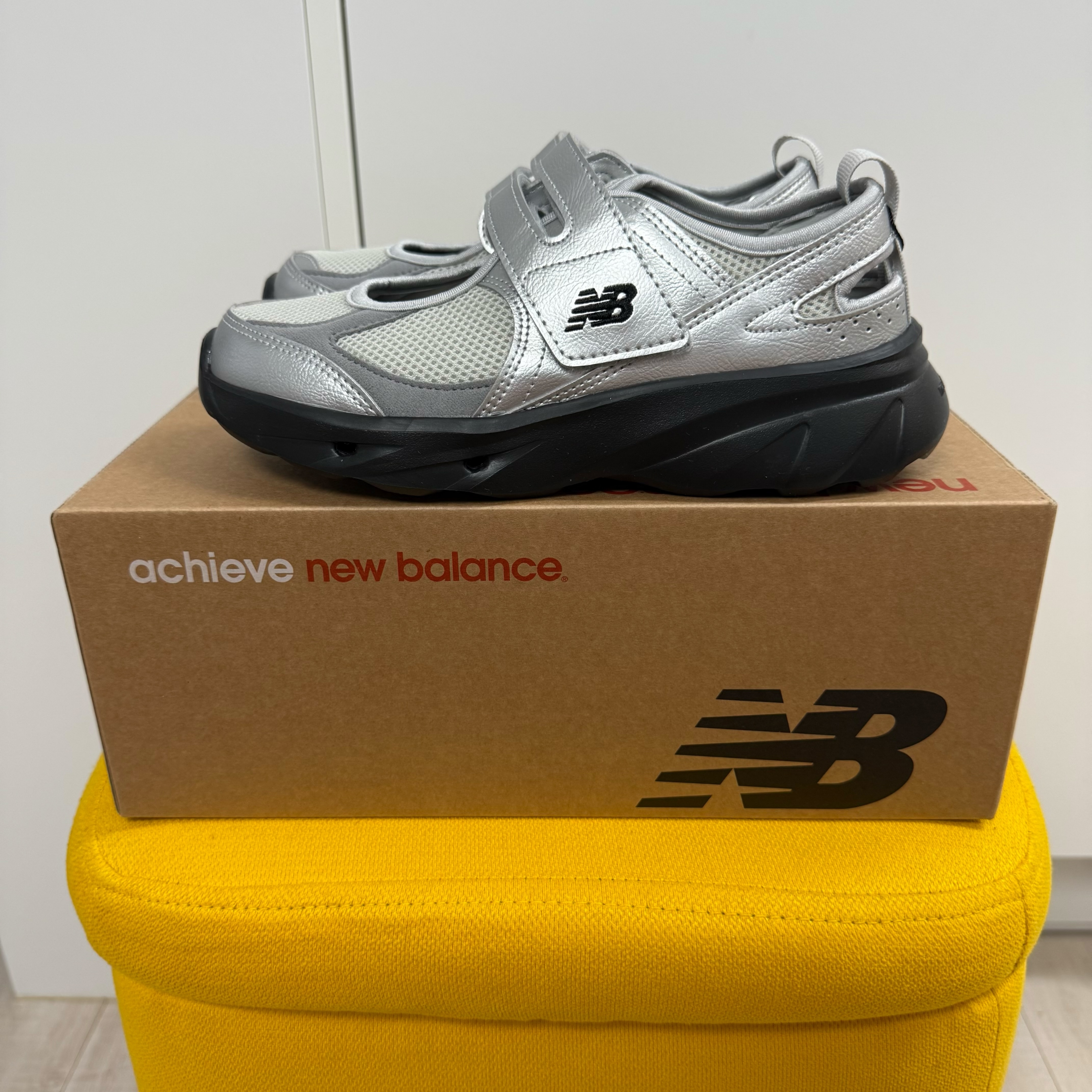 (W) New Balance Breeze SD2202 Metalic Silver 착용 스타일 - 1