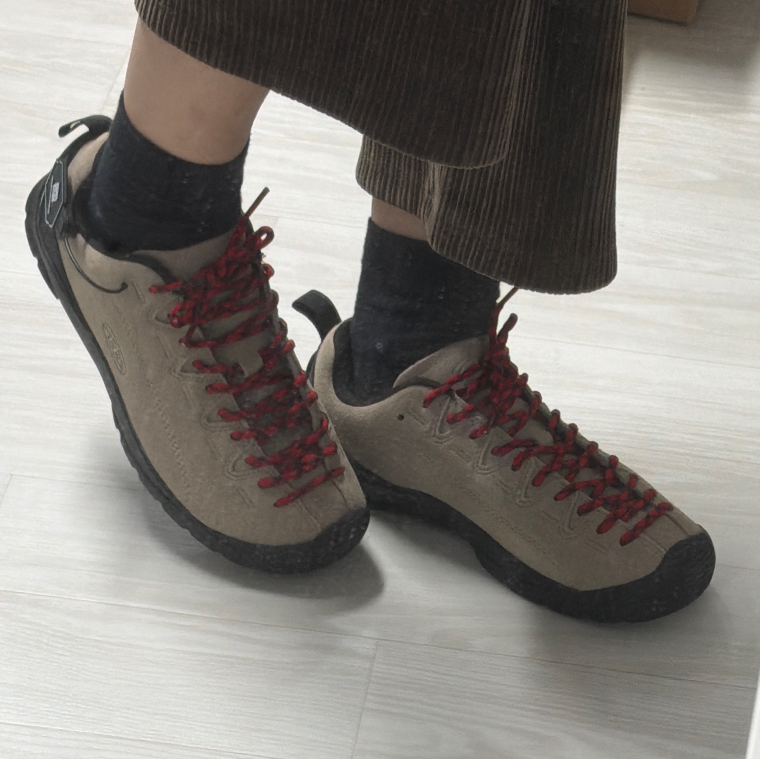 (W) Keen Jasper Suede Sneakers Silver Mink 착용 스타일
