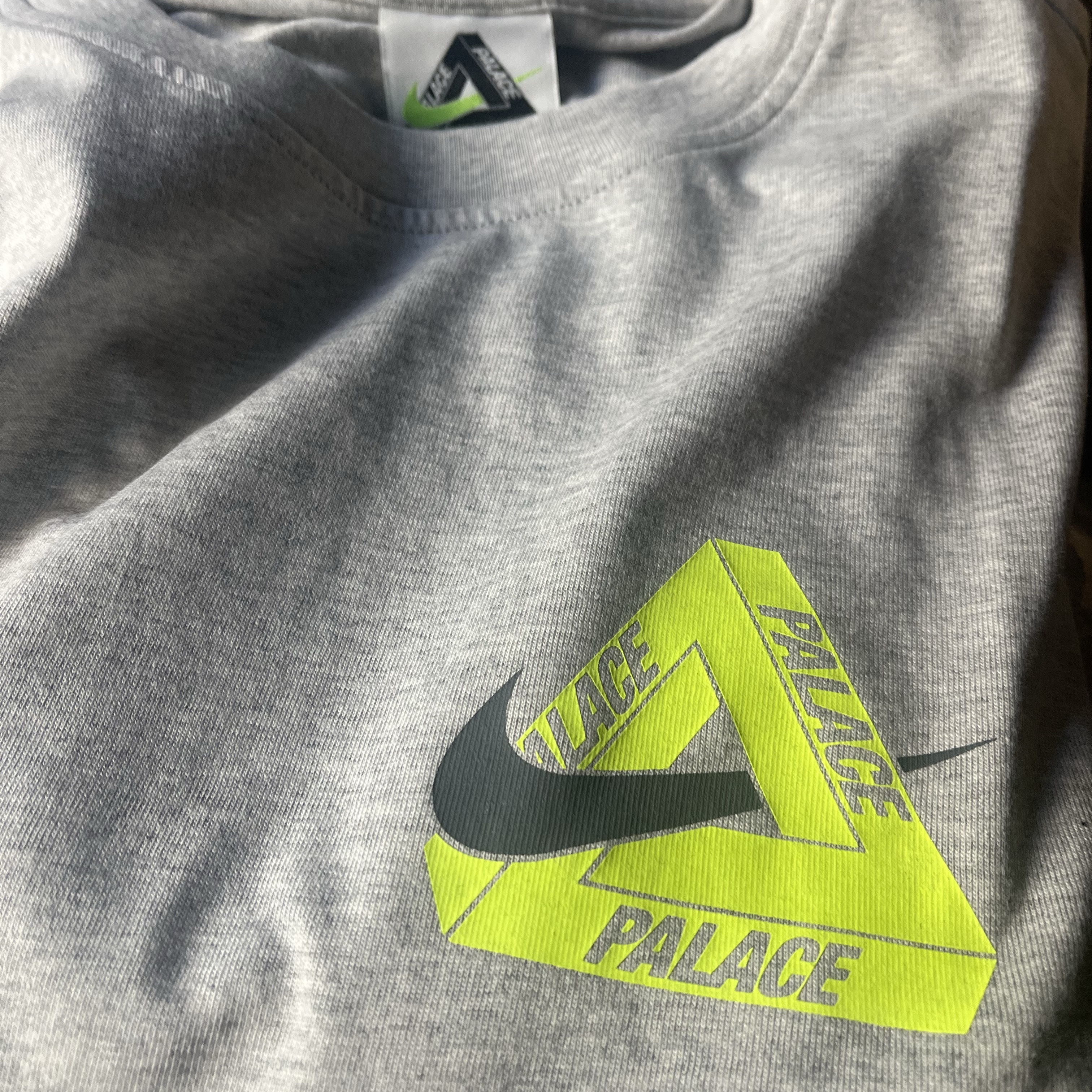 Palace x Nike Tri Swoosh T-Shirt Grey Marl - 25FW 착용 스타일