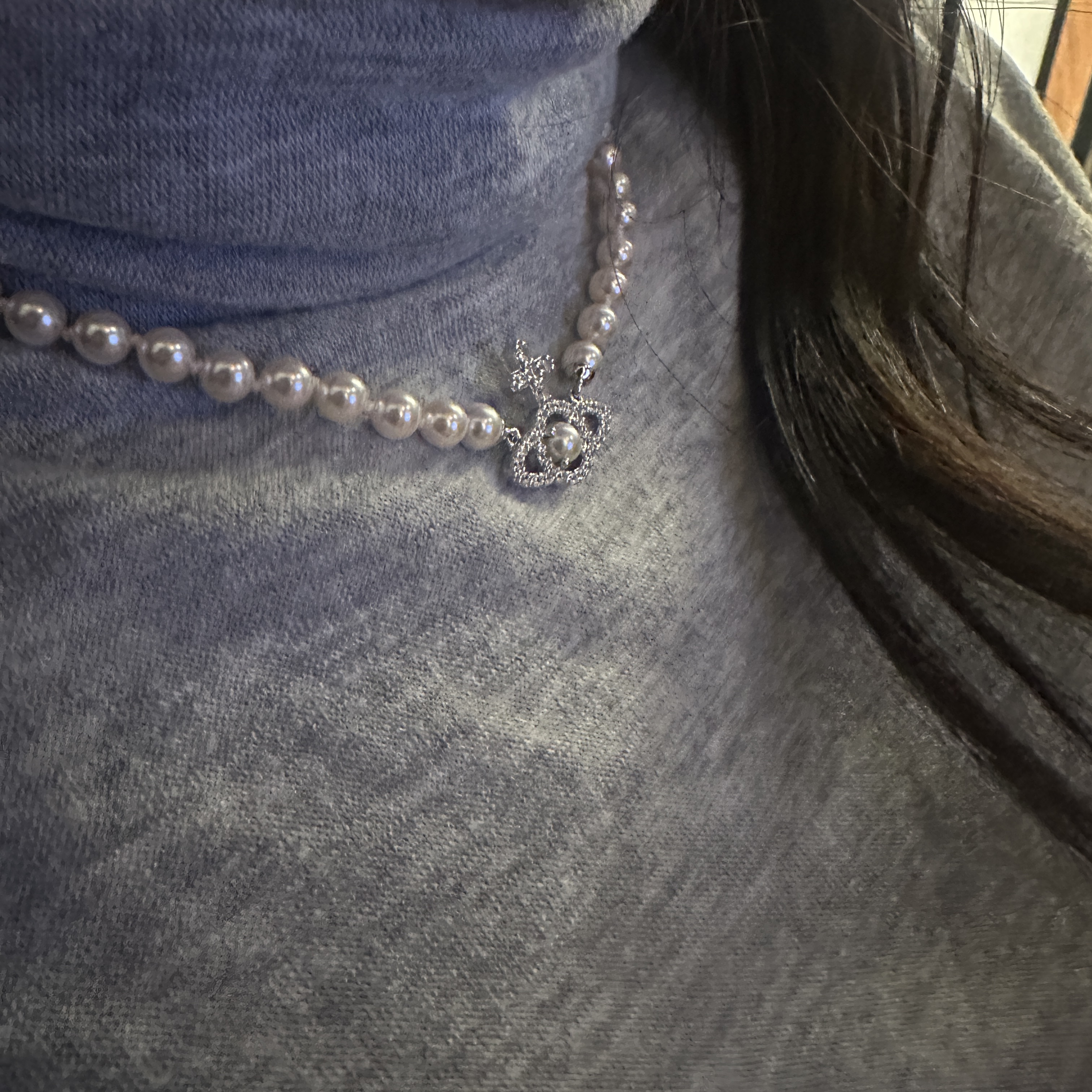 Vivienne Westwood Olympia Pearl Necklace Platinum White 착용 스타일 - 1