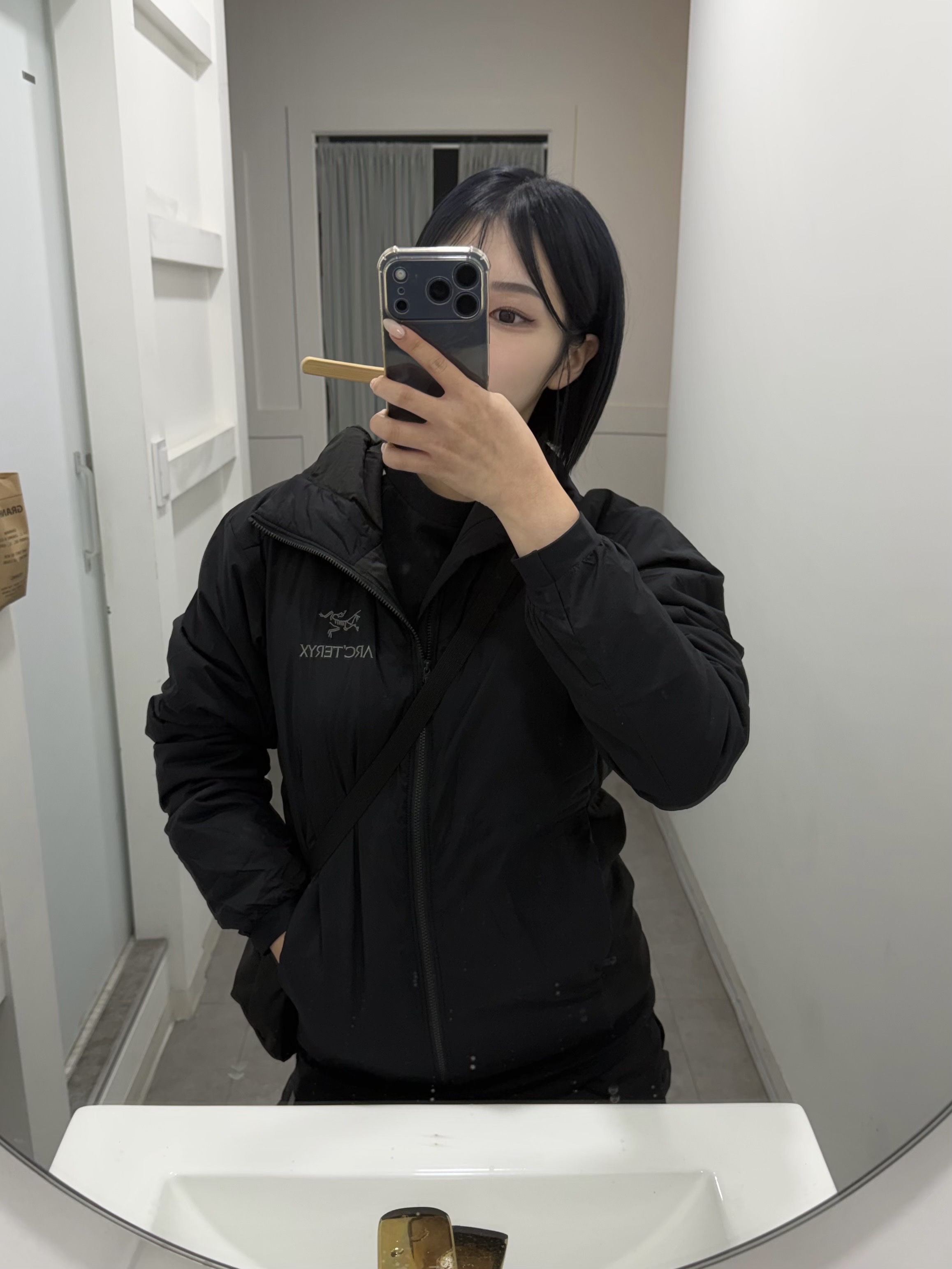 Arc'teryx Atom Hoody Black, Arc'teryx Mantis 2 Waistpack 24K Black 착용 스타일 - 3