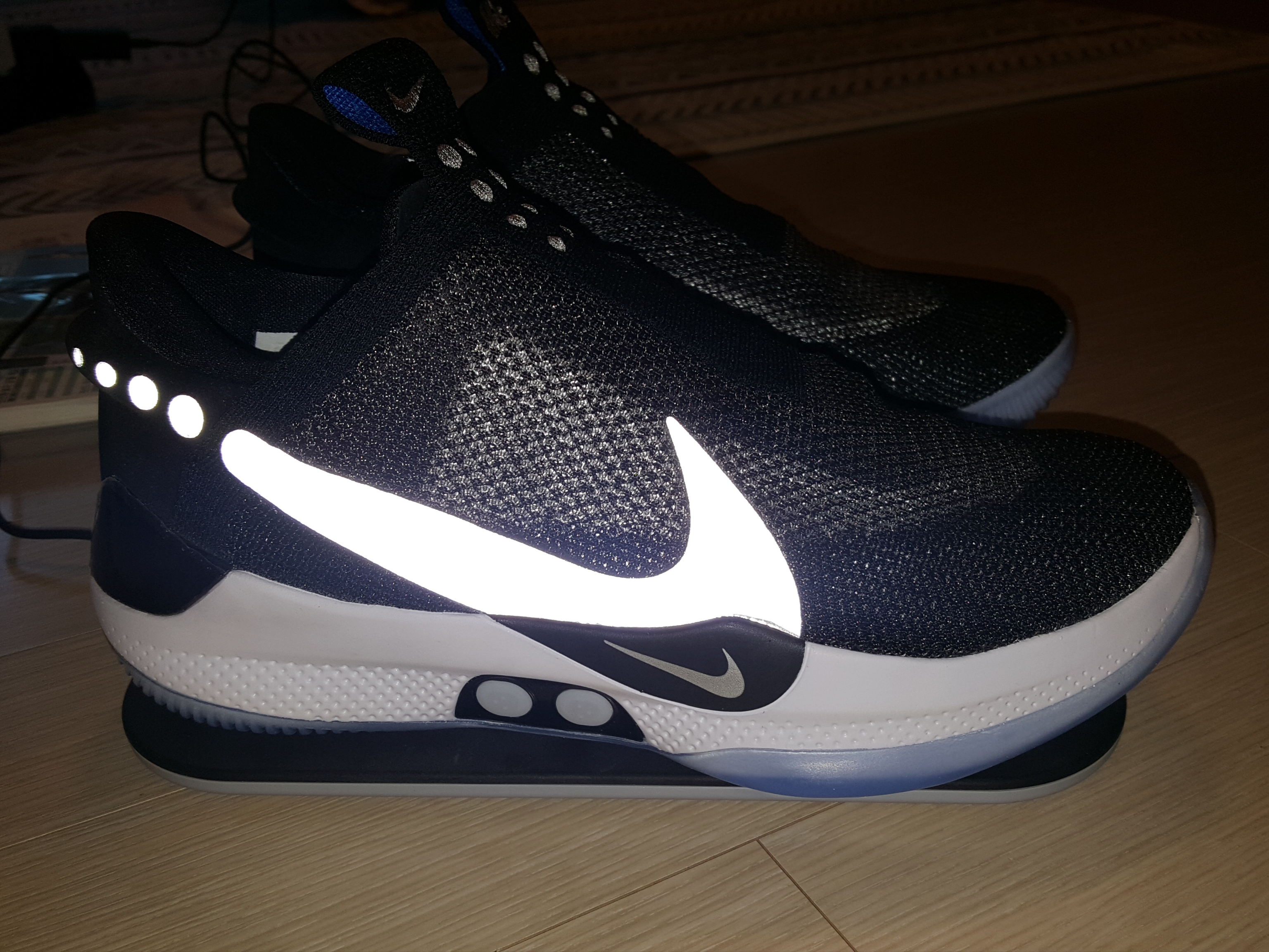 Nike Adapt BB Black Pure Platinum (US Charger) 착용 스타일 - 3