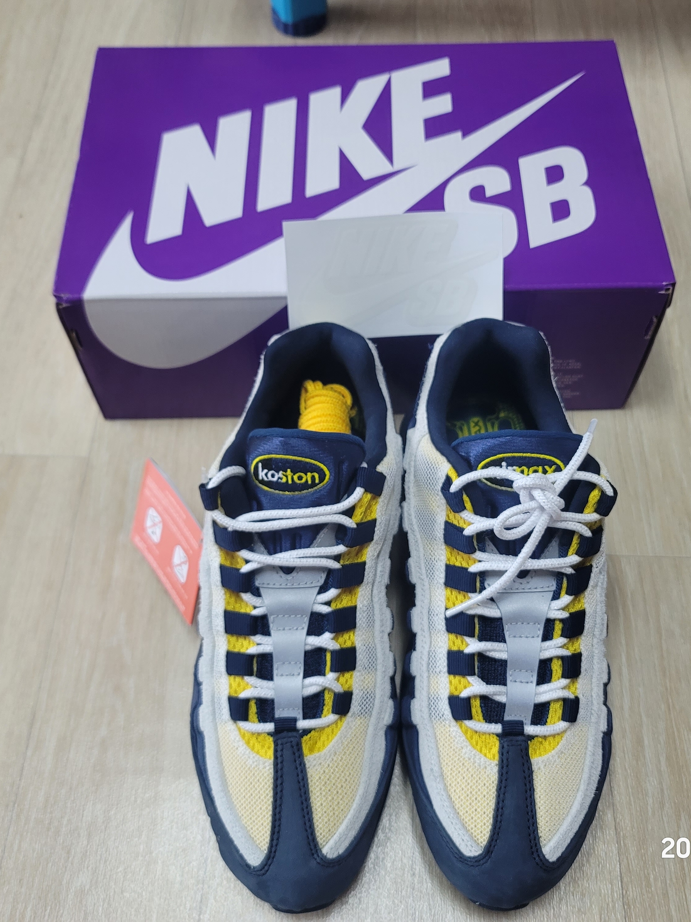 Nike x Eric Koston SB Air Max 95 Obsidian and Speed Yellow 착용 스타일 - 2