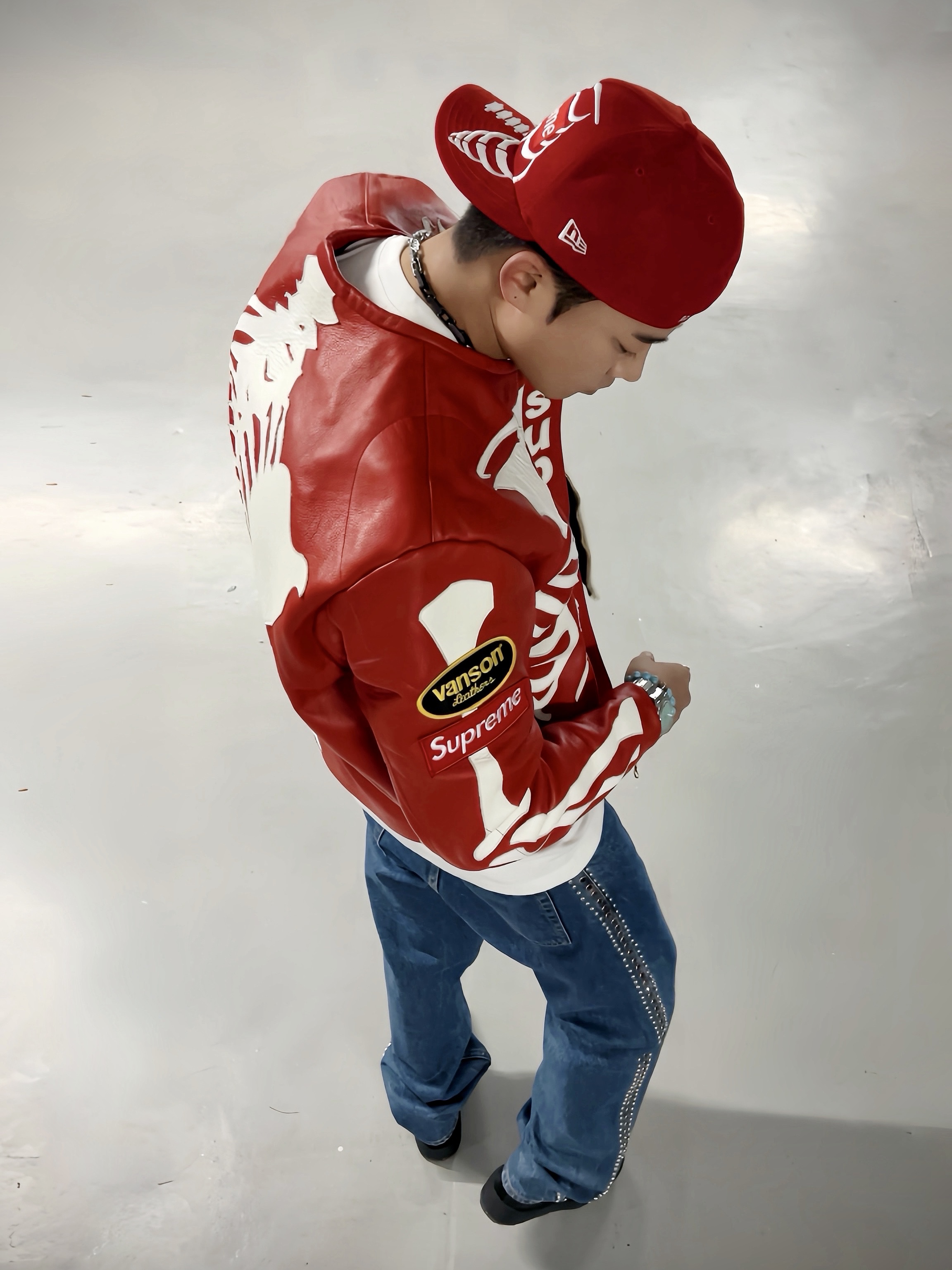 Supreme Bones Box Logo New Era Red - 25SS, Supreme Cross Box Logo T-Shirt White - 20FW 착용 스타일