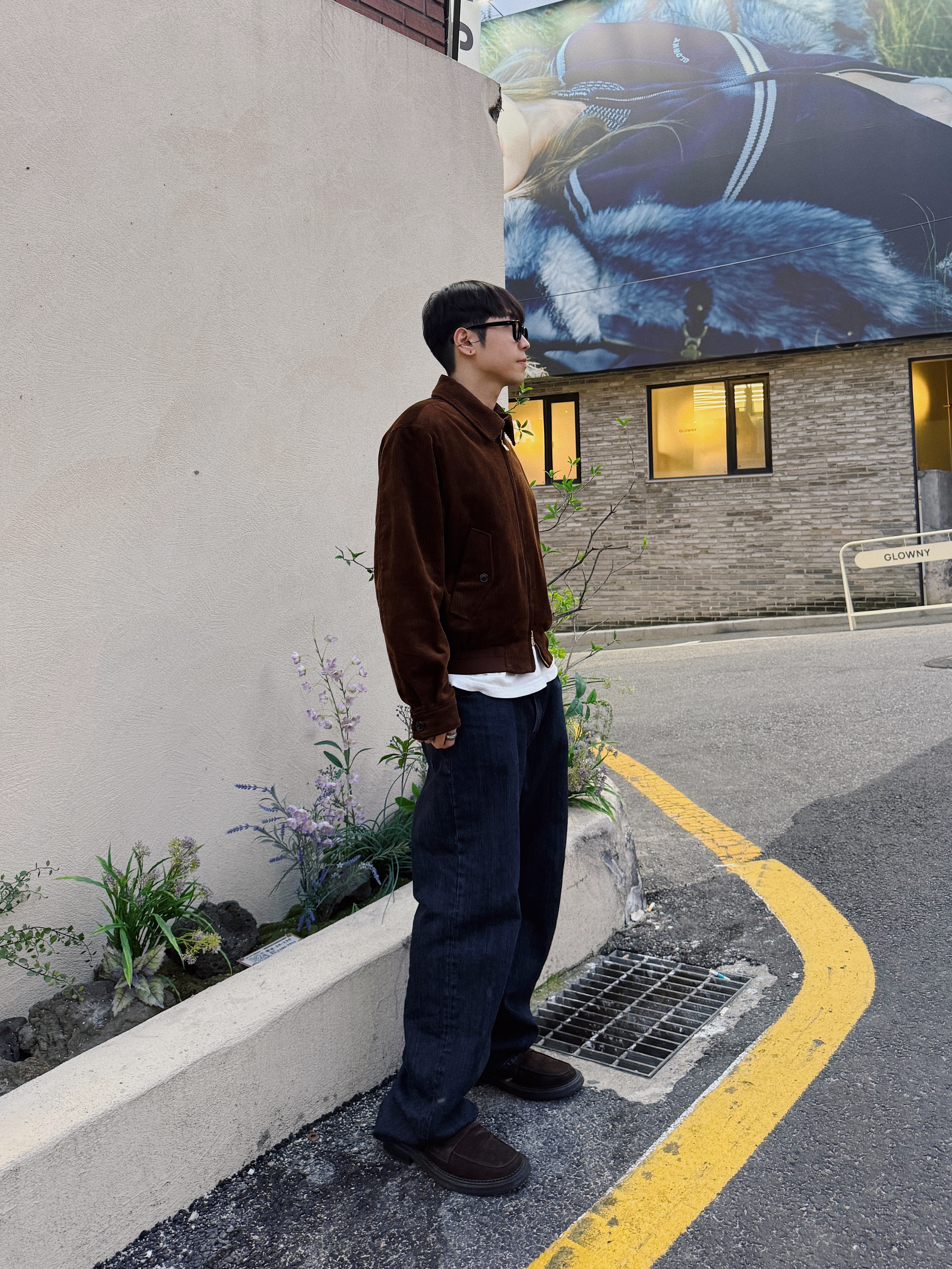 STU Oversole Suede Loafer Brown, STU Straight Denim Pants Navy 착용 스타일 - 3