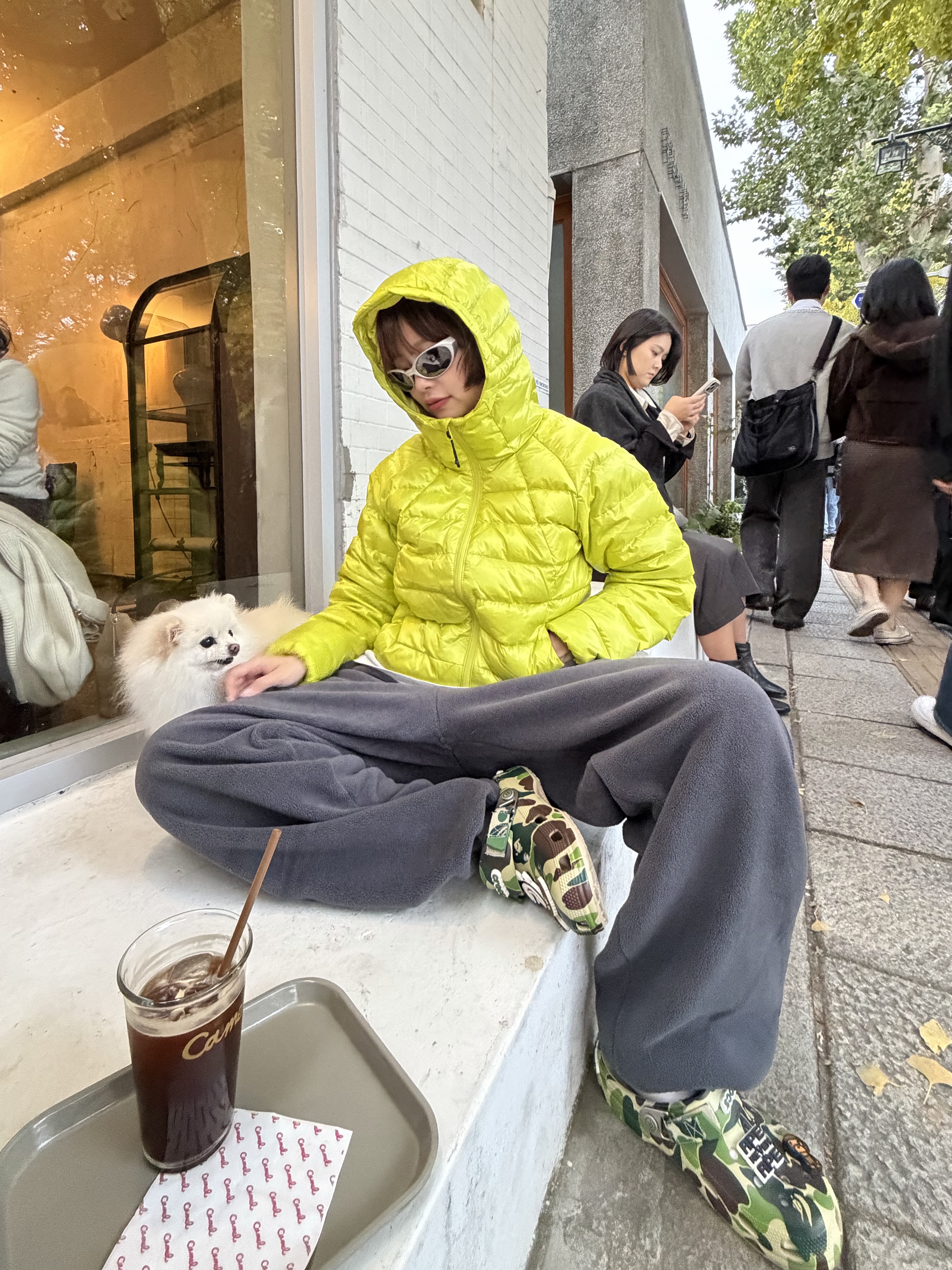 Musinsa Standard Iron Light Down Jacket Yellow Green, Crocs x BAPE Classic Clog Chai 착용 스타일 - 8