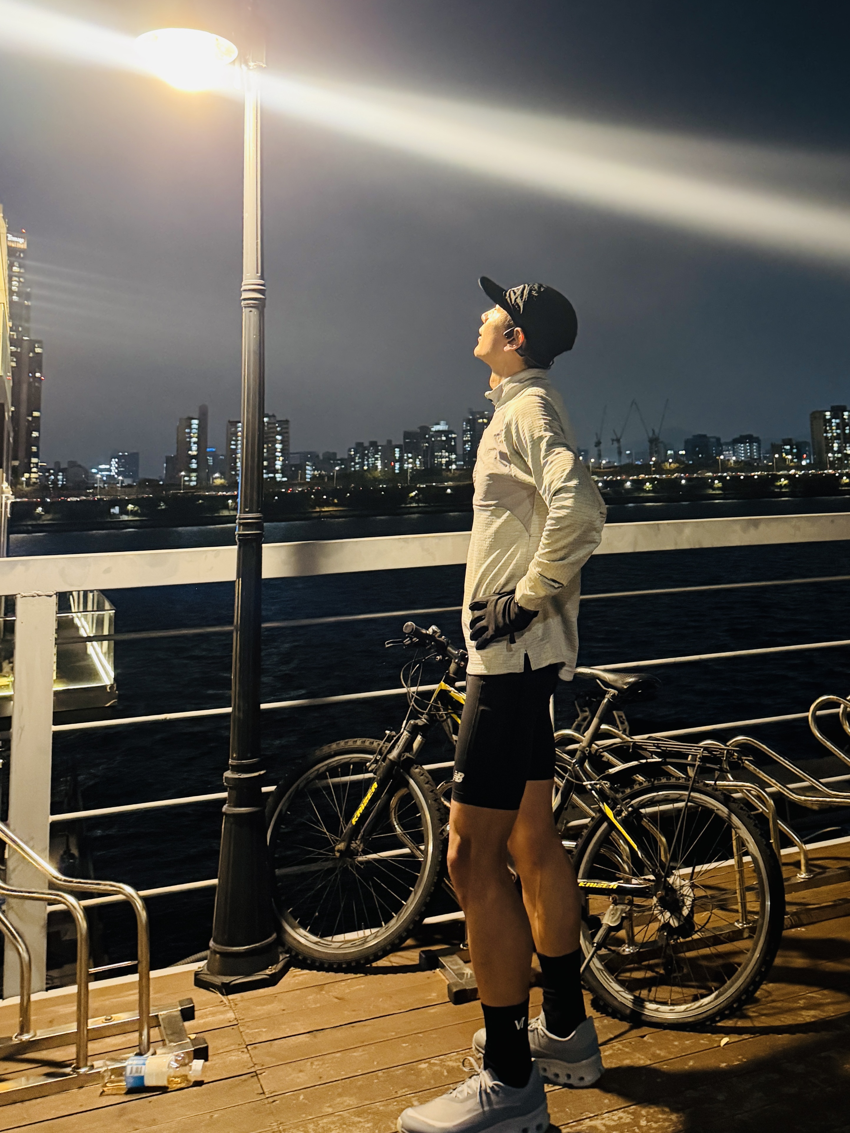 On Running x Post Archive Faction (Paf) Cloudmonster Hyper Phantom Apollo, Y-3 Running Cap Black 착용 스타일 - 2