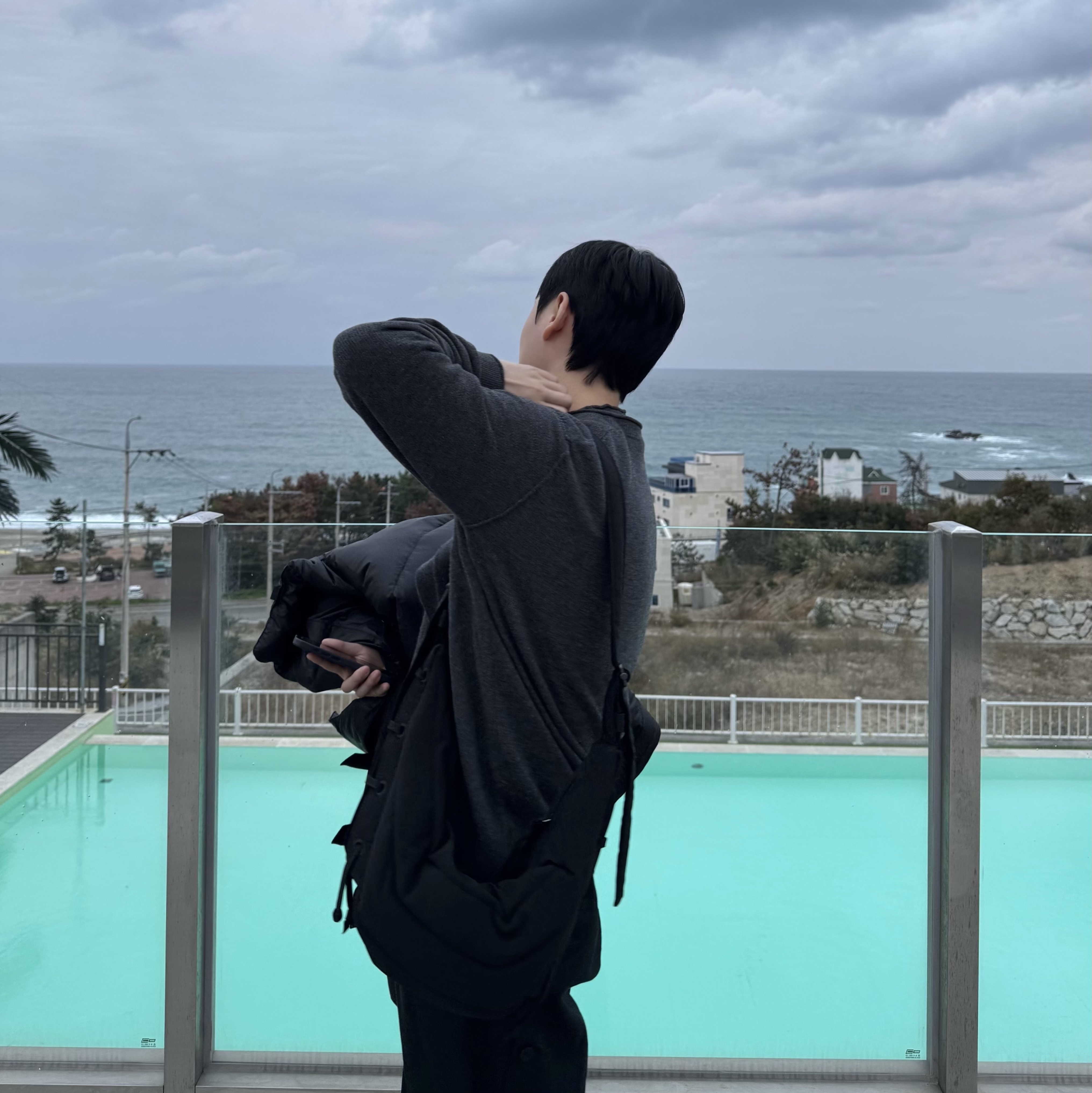 Lemaire Small Soft Game Bag Nylon Canvas Black 착용 스타일 - 2