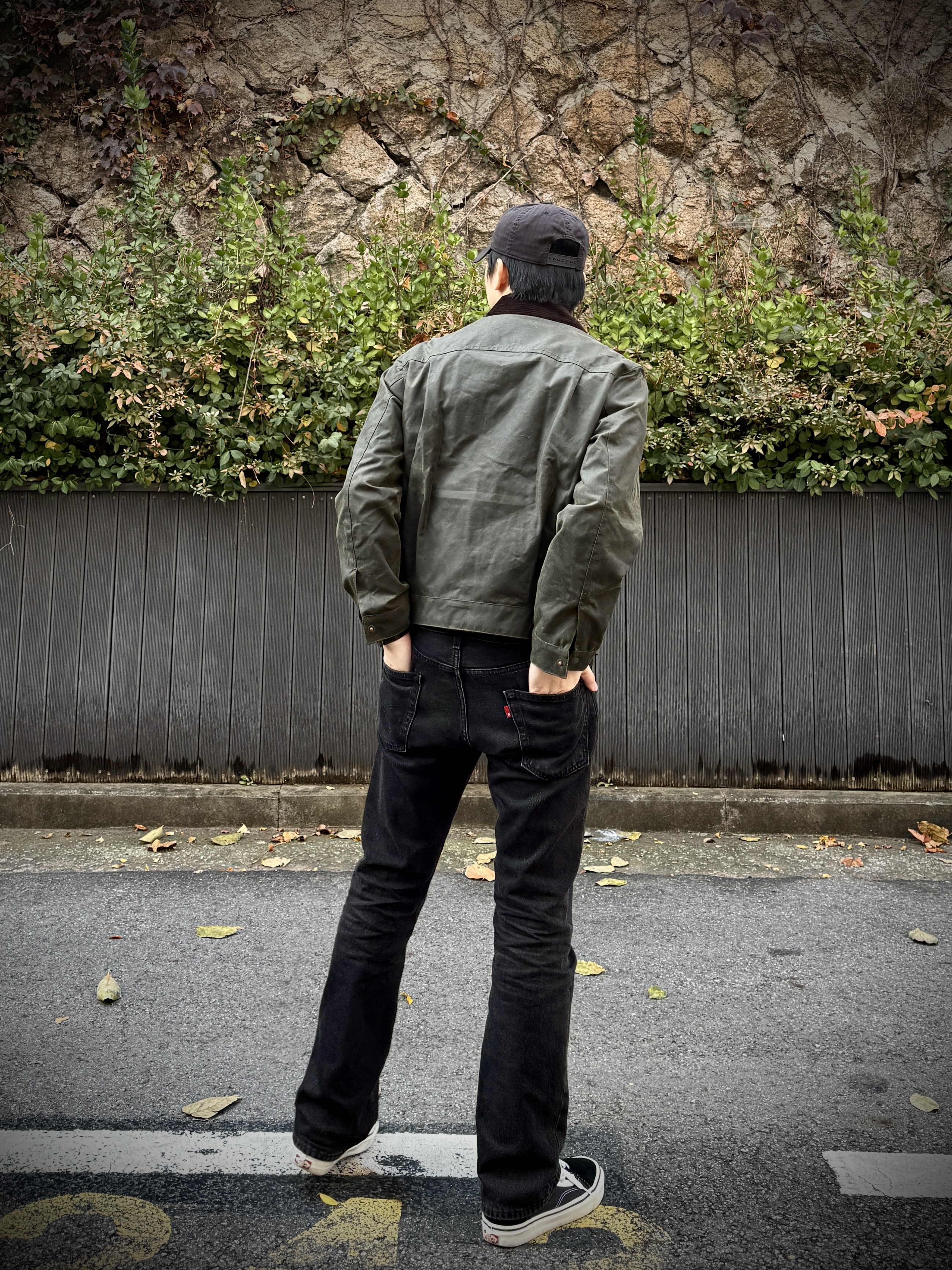 Double RL Garment Dyeing Twill Ball Cap Black, Levi's x Barbour Type II Waxed Jacket Olive Wax 착용 스타일 - 5