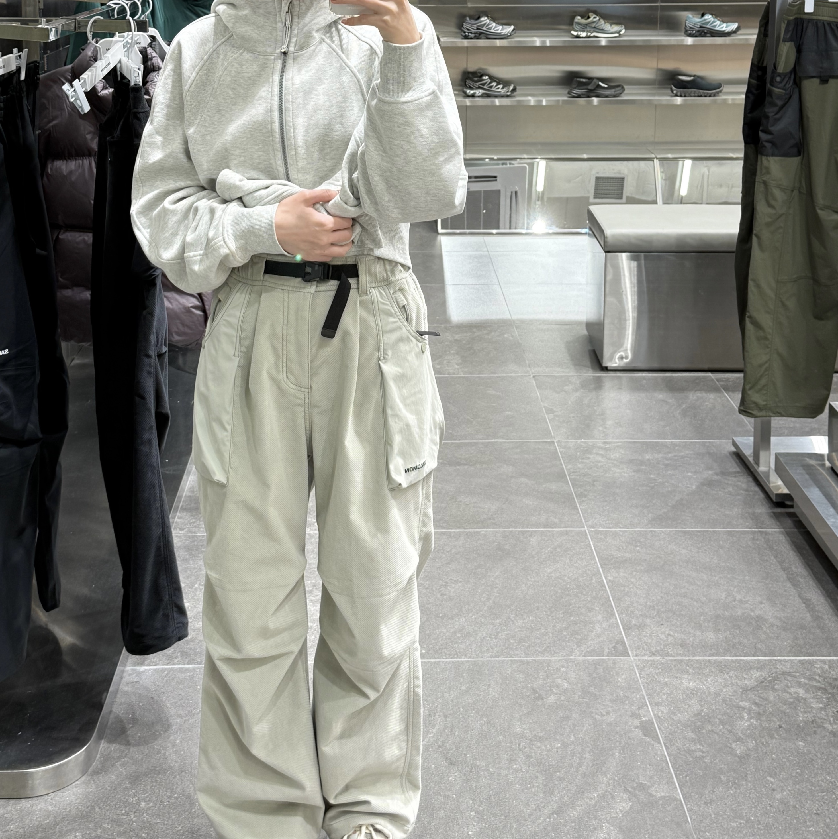 (W) Salomon Hybrid Corduroy Pants Warm Grey, (W) Lululemon Scuba Oversized Half-Zip Hoodie Blazer Blue Tone 착용 스타일 - 1