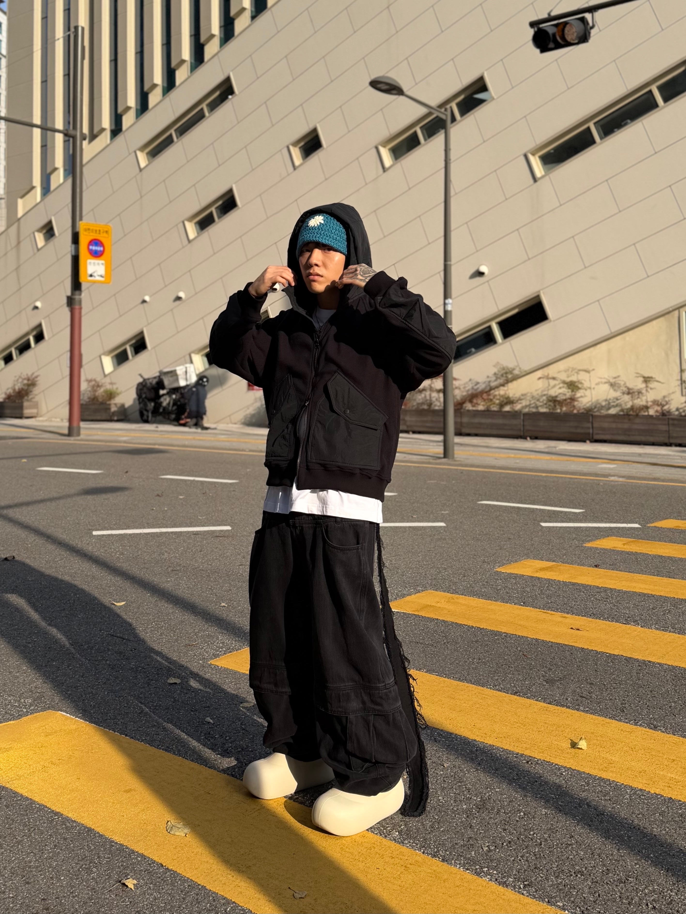 [KREAM 단독] BLR x POG Divided Curved Line Double Buckle Pants Black, Taw&Toe Zerovity Murff Black 착용 스타일 - 3