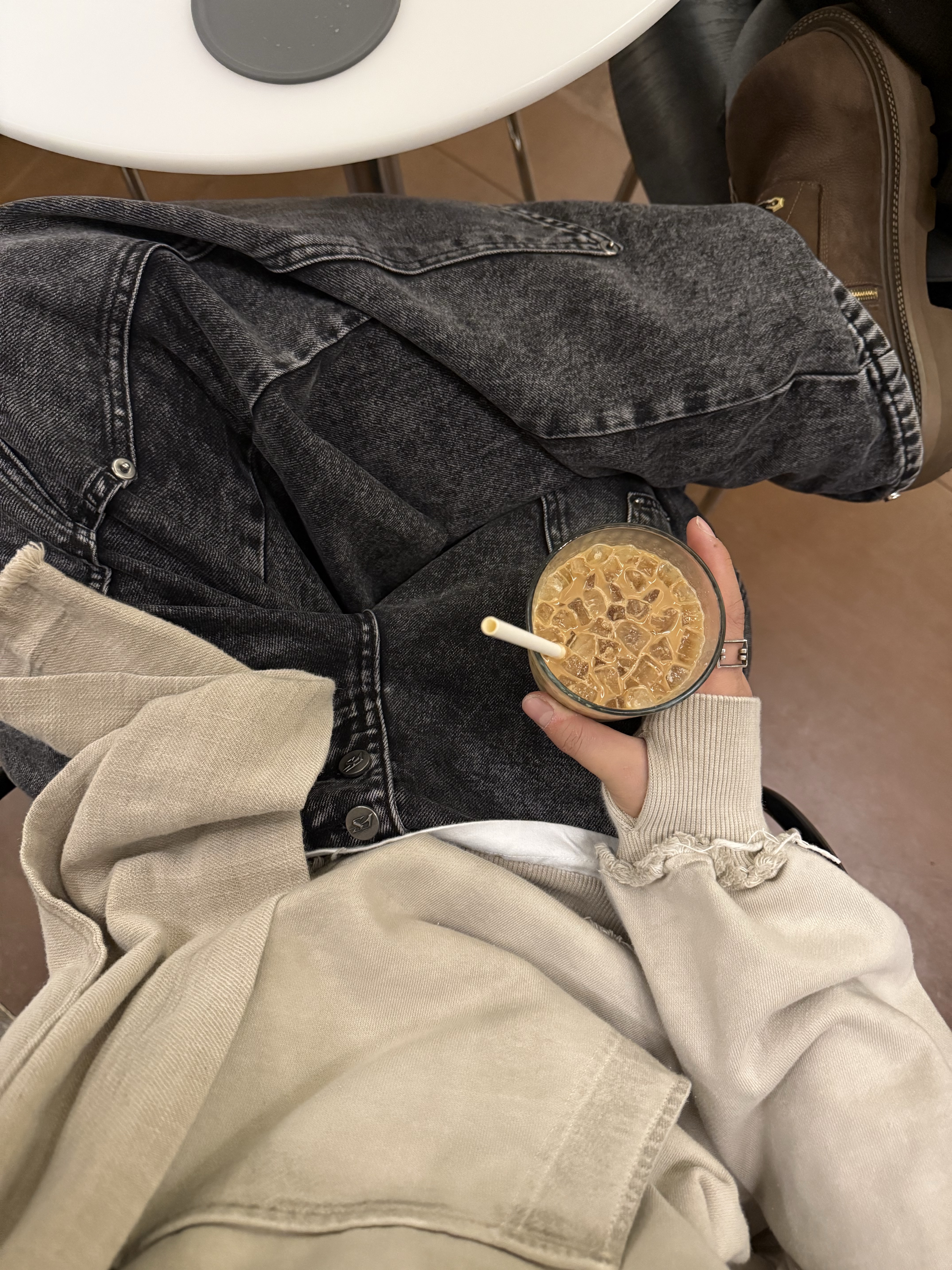 BLR Dyed Raw Edged Hoodie with Linen Muffler Ivory, SOULESURES BOLD BELUGA Espresso Brown 착용 스타일 - 10