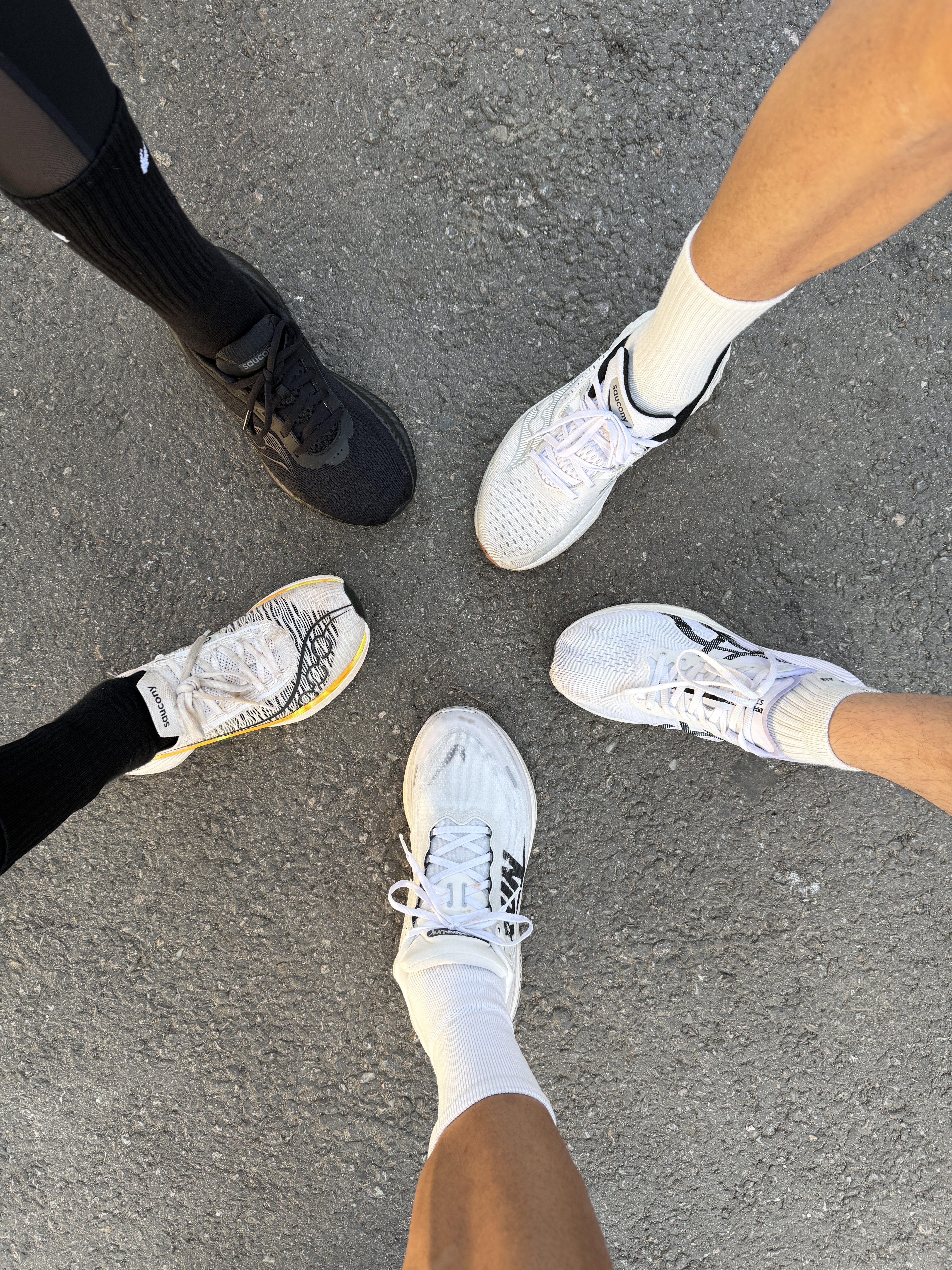 Nike Vomero Plus RUN Summit White Vast Grey, Saucony Endorphin Elite 2 White Peel 착용 스타일