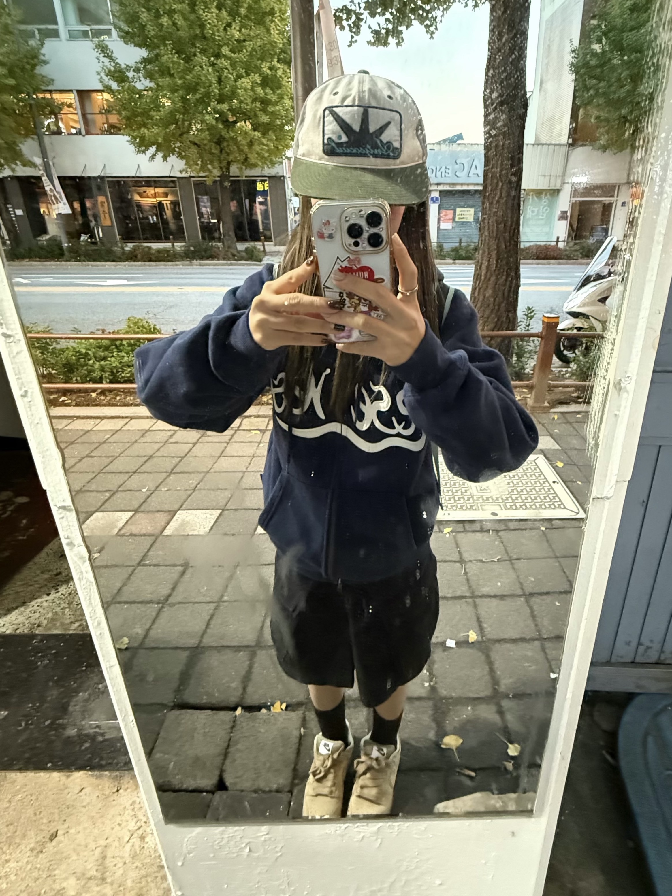YESEYESEE Y.E.S Snail Logo Zip-up Hoodie Navy 착용 스타일