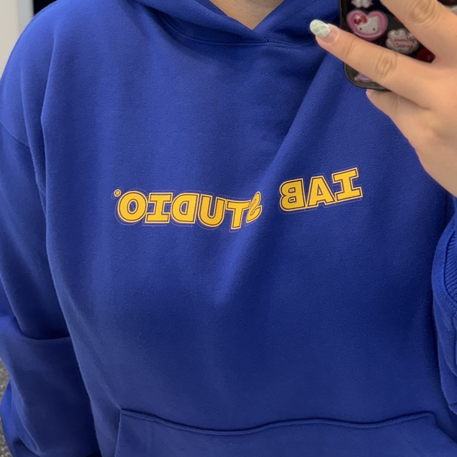 IAB Studio IAB Straight Logo Hoodie Blue 착용 스타일 - 2