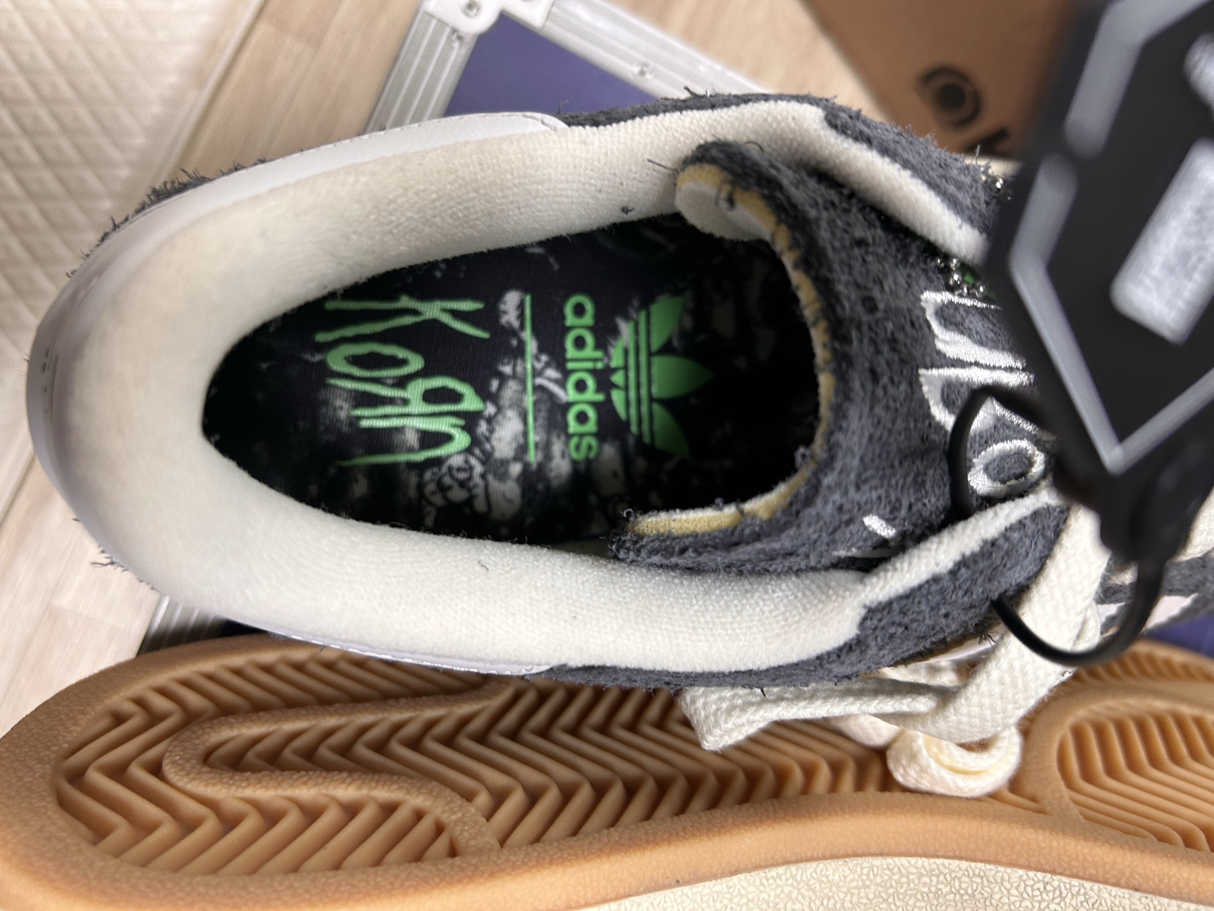 Adidas x KoRn Campus 2.0 Carbon Cloud White 착용 스타일