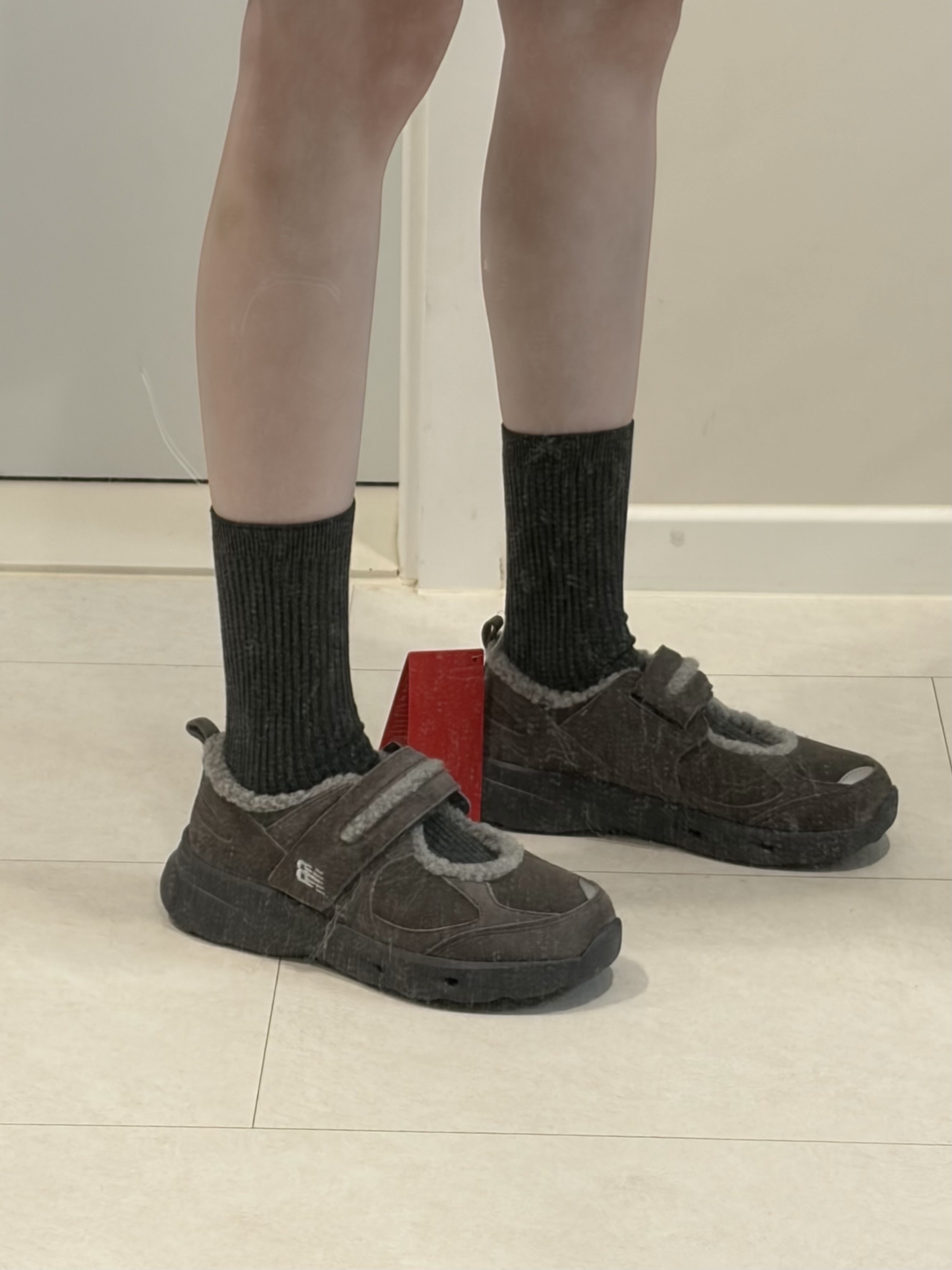 (W) New Balance Winter Breeze SD2205 Grey 착용 스타일 - 3