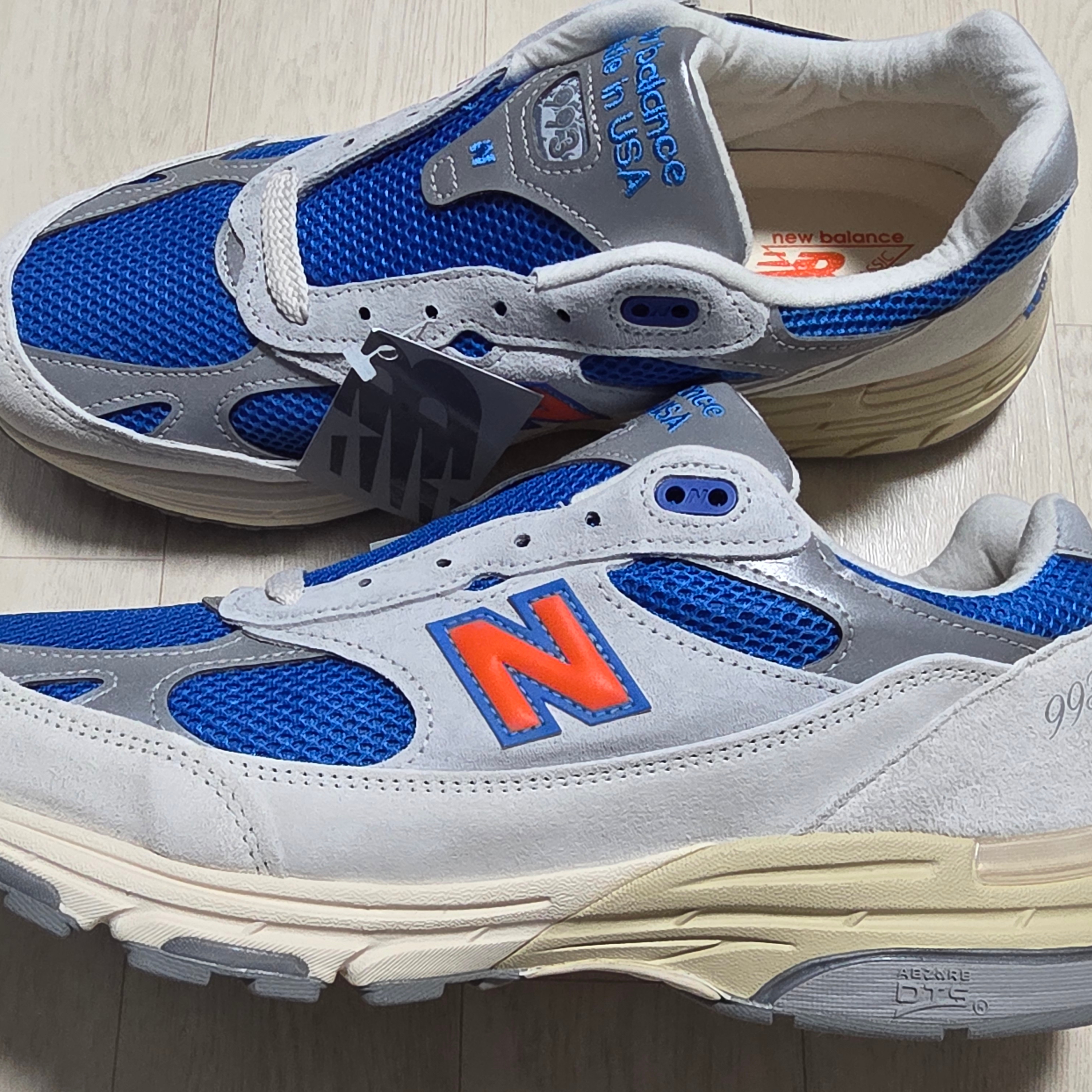 New Balance x Kith x Madison Square Garden 993 Made in USA Ancient Scroll Grey Matter 착용 스타일 - 1