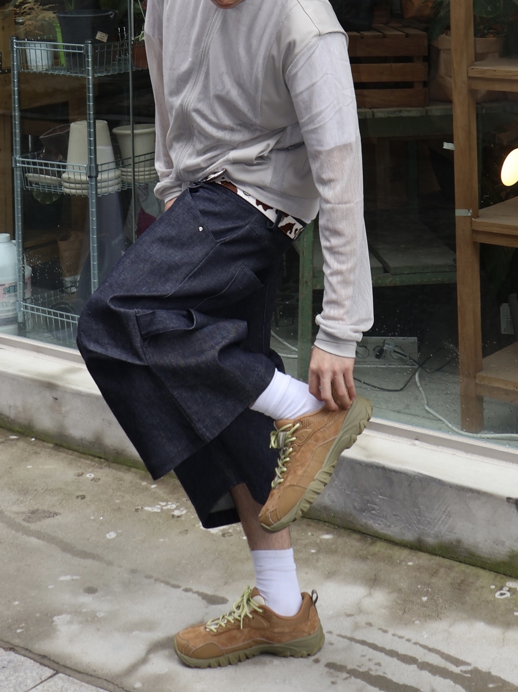 Nonnod Alpine Carpenter Raw Selvedge Denim Shorts Indigo 착용 스타일 - 3