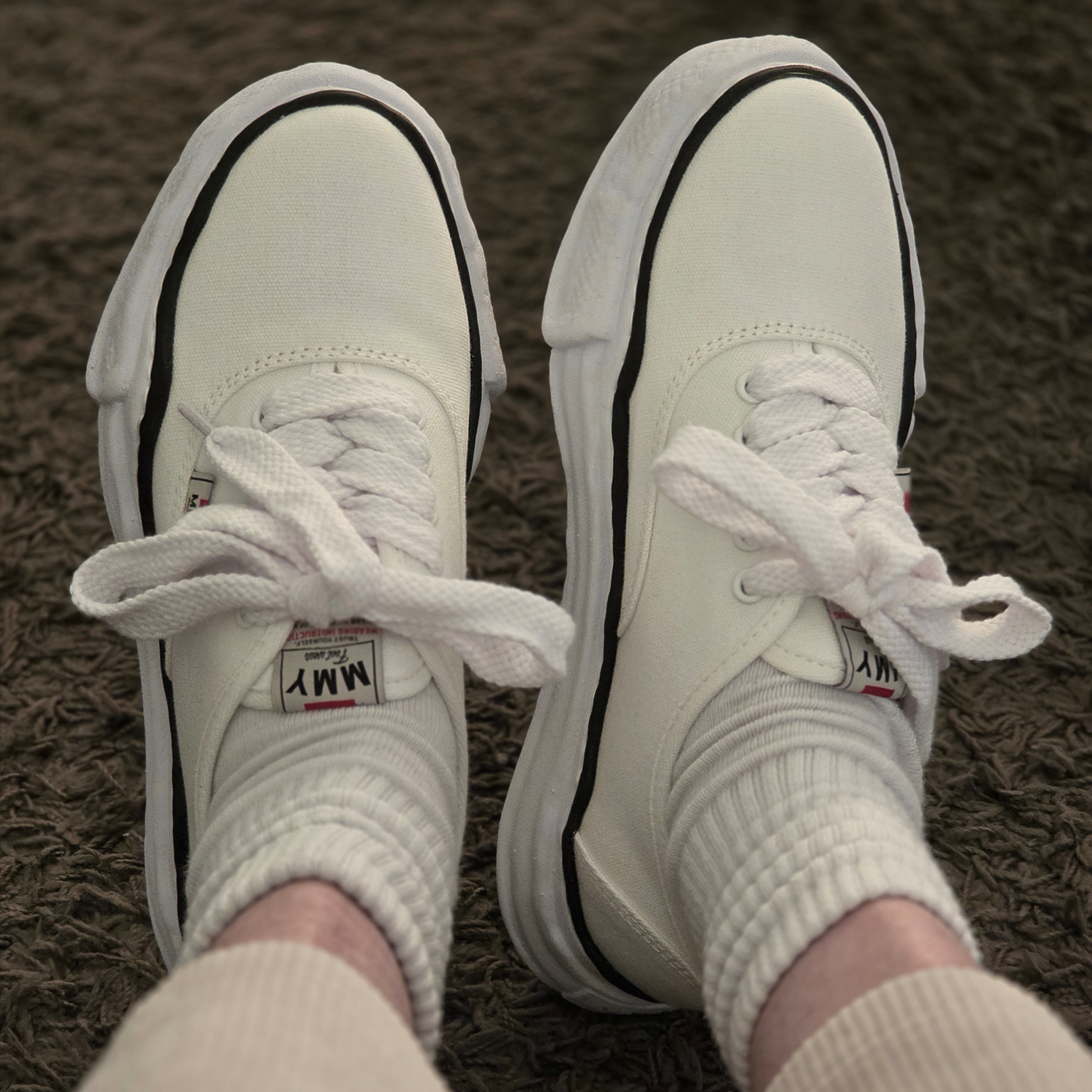 Maison Mihara Yasuhiro Baker OG Sole Canvas Low Cut Sneakers White 착용 스타일 - 4